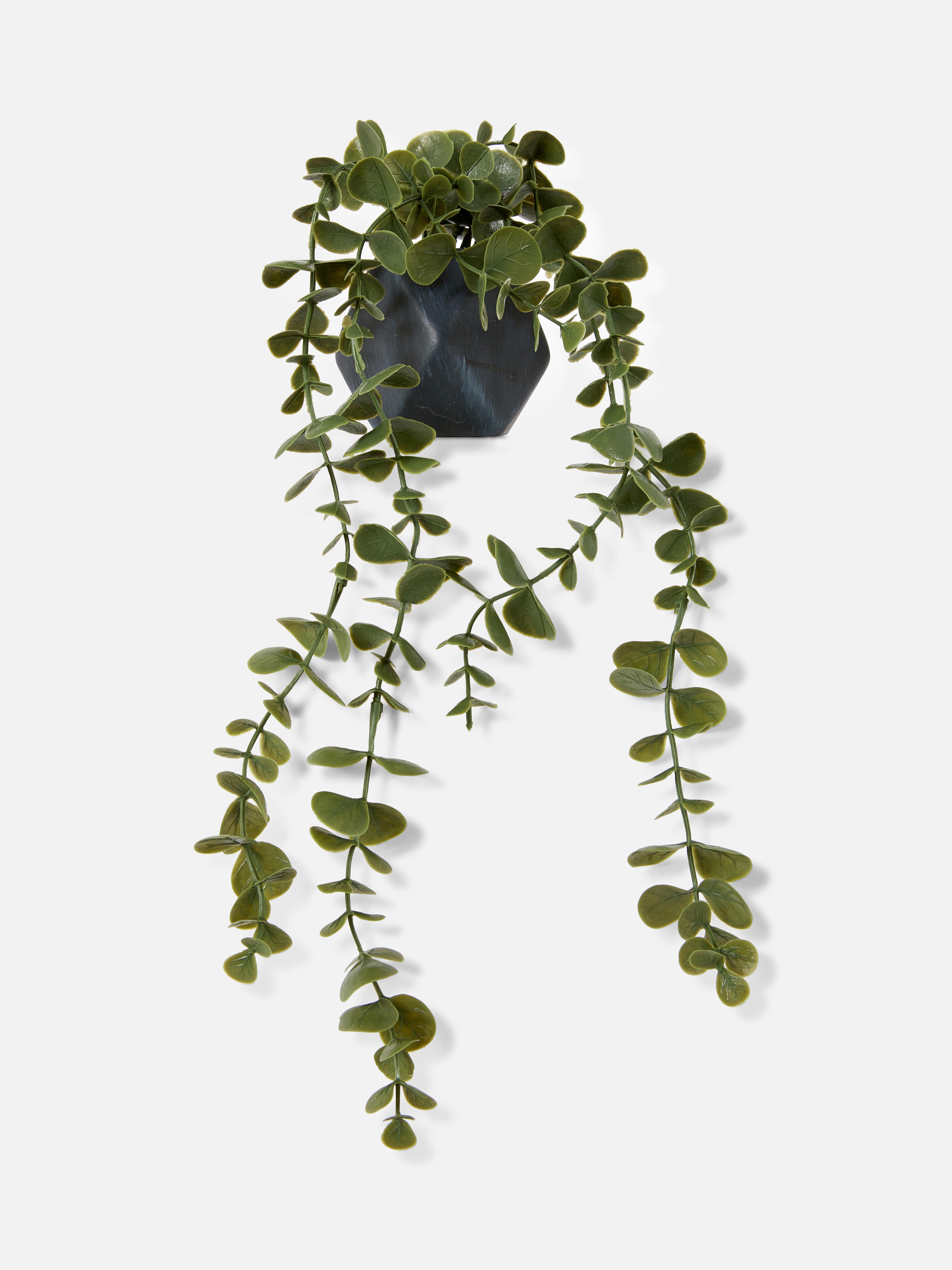 Agățați o măzăriche artificială într-un ghiveci geometric. Oferiți spațiului dvs. o notă de culoare naturală cu această plantă artificială.