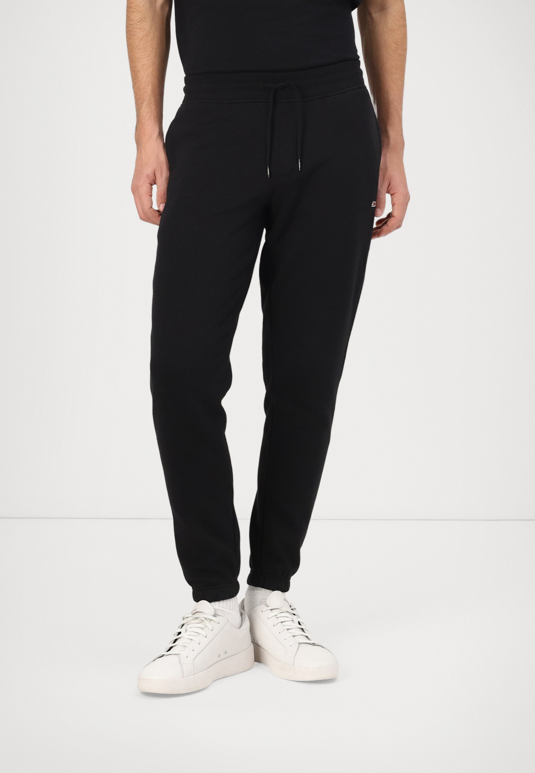 Tommy Jeans TJM SLIM S FLAG - Trainingsbroek - zwart