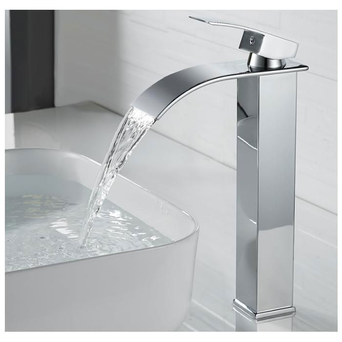 Rubinetto da bagno cromato, miscelatore per lavabo dal design moderno con acqua calda e fredda.