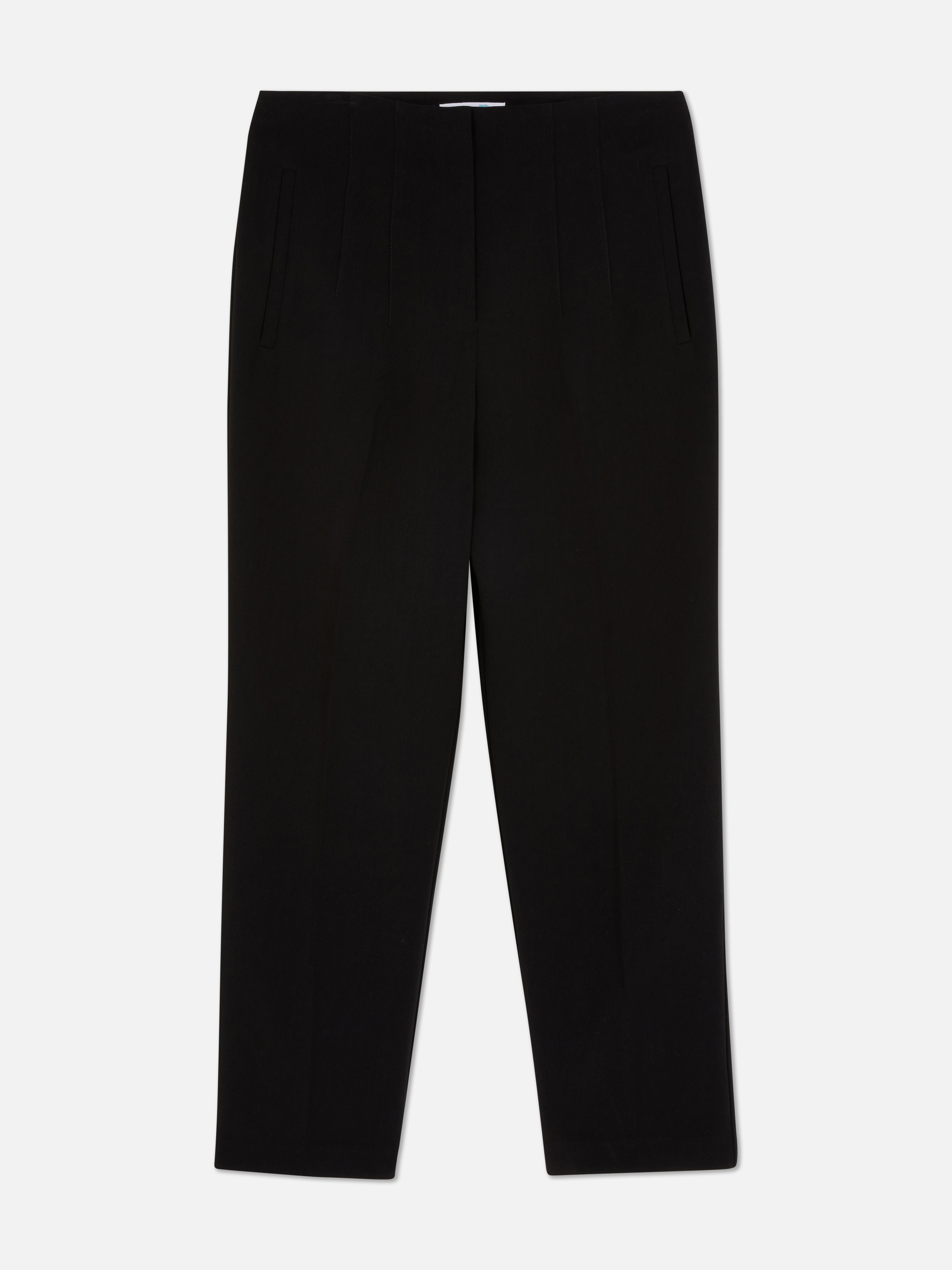 Hochgeschnittene Hose mit Bundfalten. Diese klassische, hochgeschnittene Hose zeichnet sich durch Bundfalten und Bügelfalten aus.