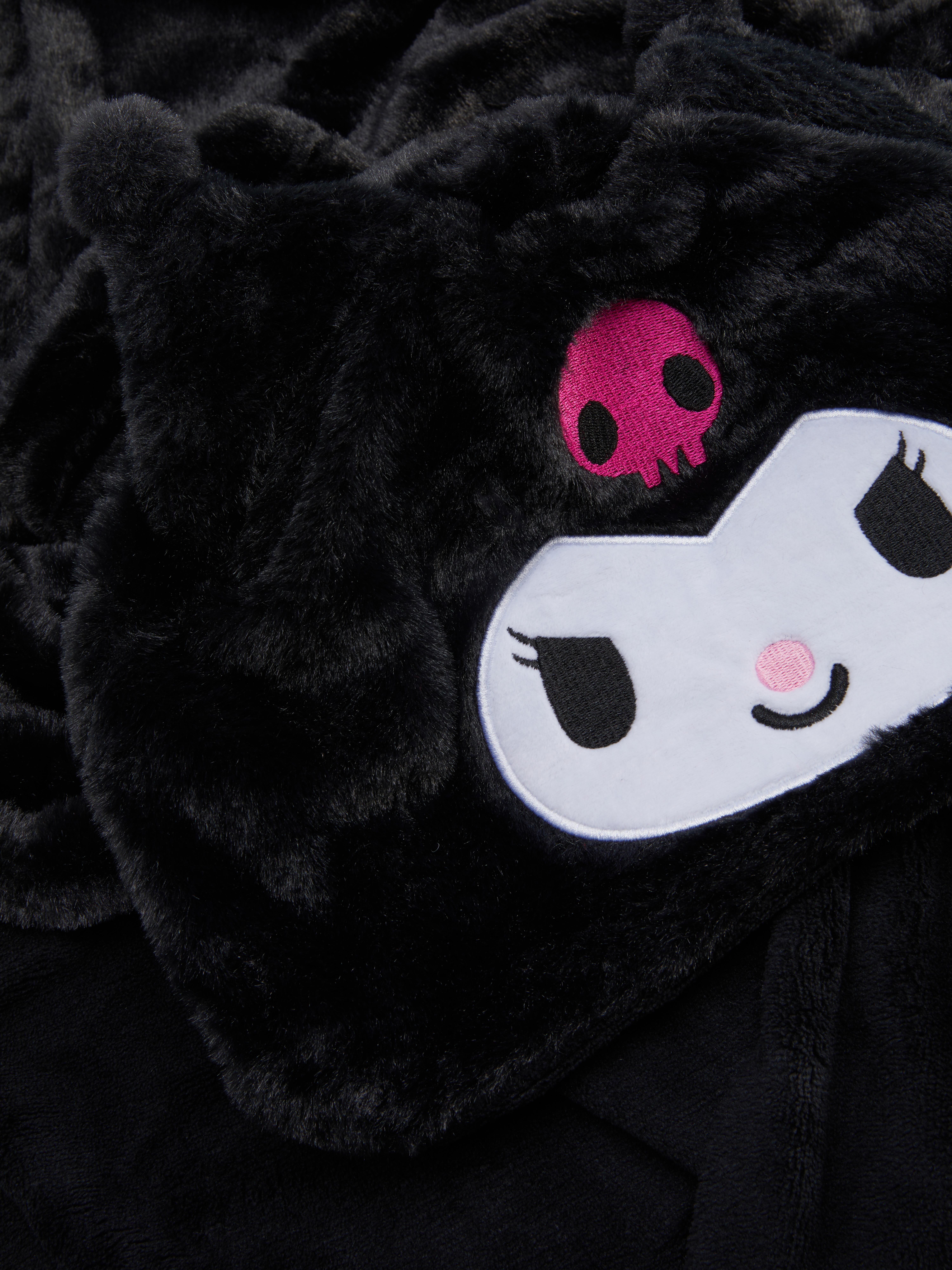 Pătură cu glugă Kuromi de la Hello Kitty O pătură cu glugă și un design Kuromi