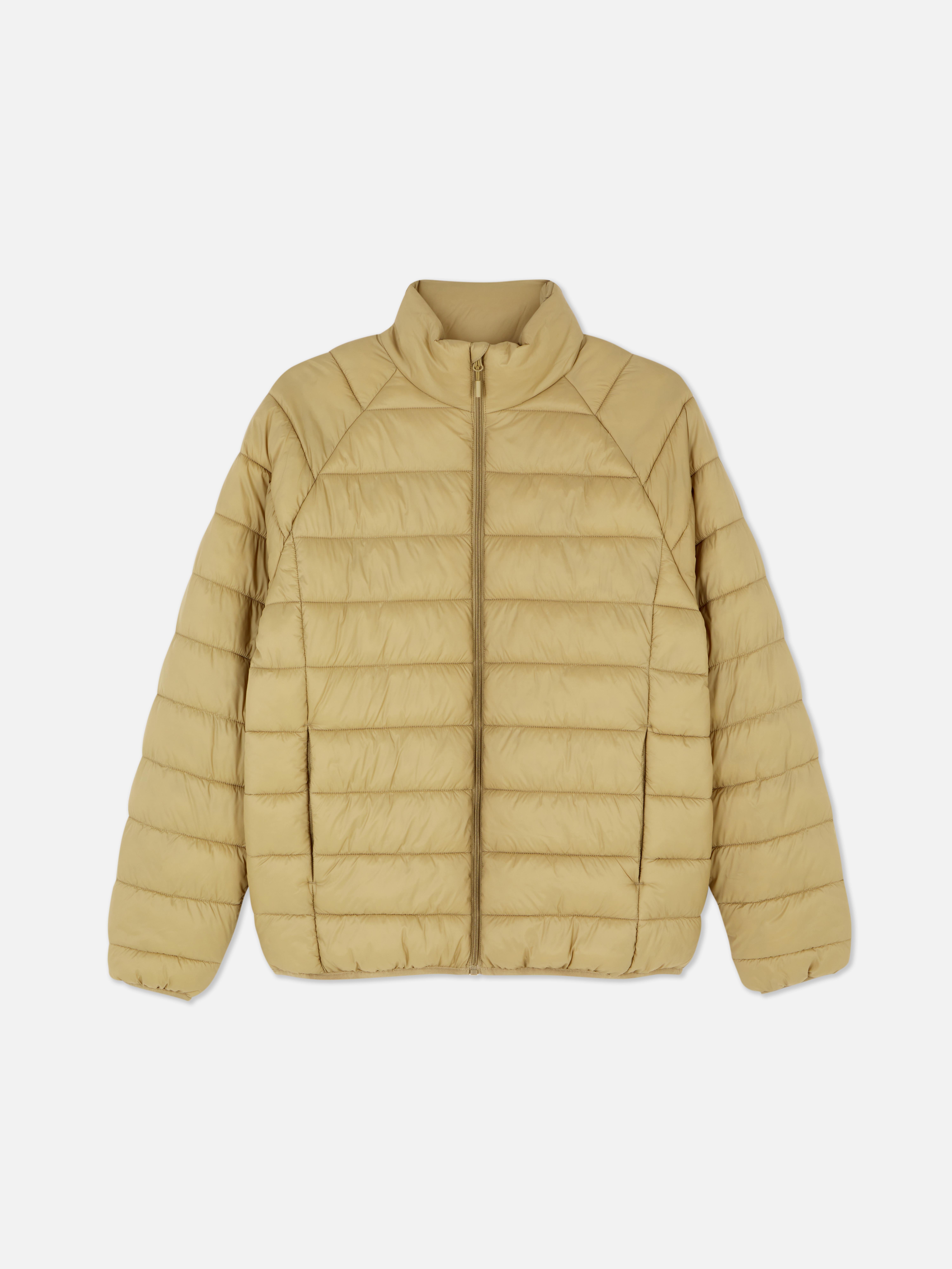 Steppjacke mit Stehkragen. Eine lässige Steppjacke mit Stehkragen, Reißverschluss und Taschen.