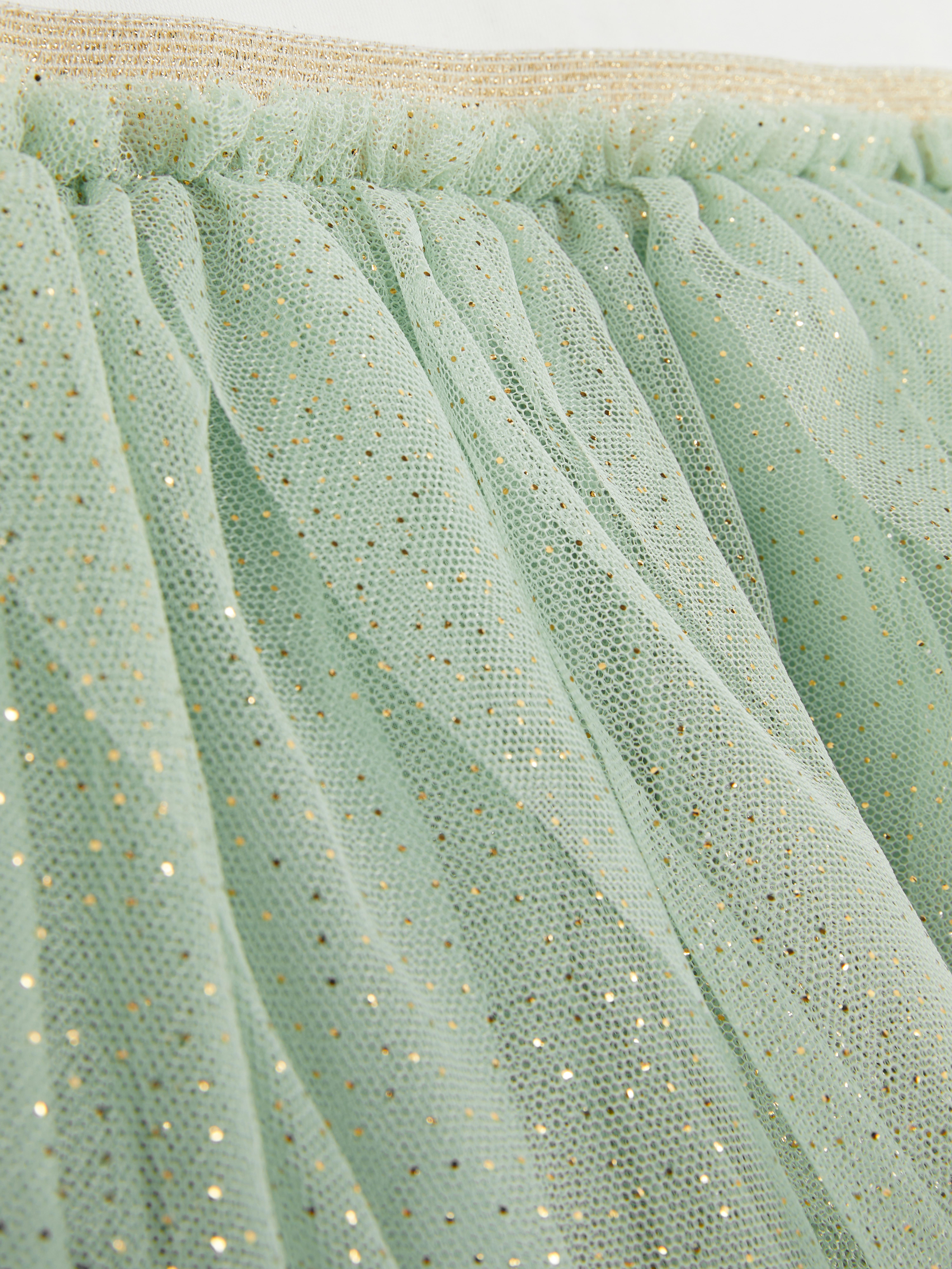 Rochie tutu cu imprimeu floral și volane. Rochie cu fustă din tul cu broderie florală și mâneci scurte cu broderie englezească.