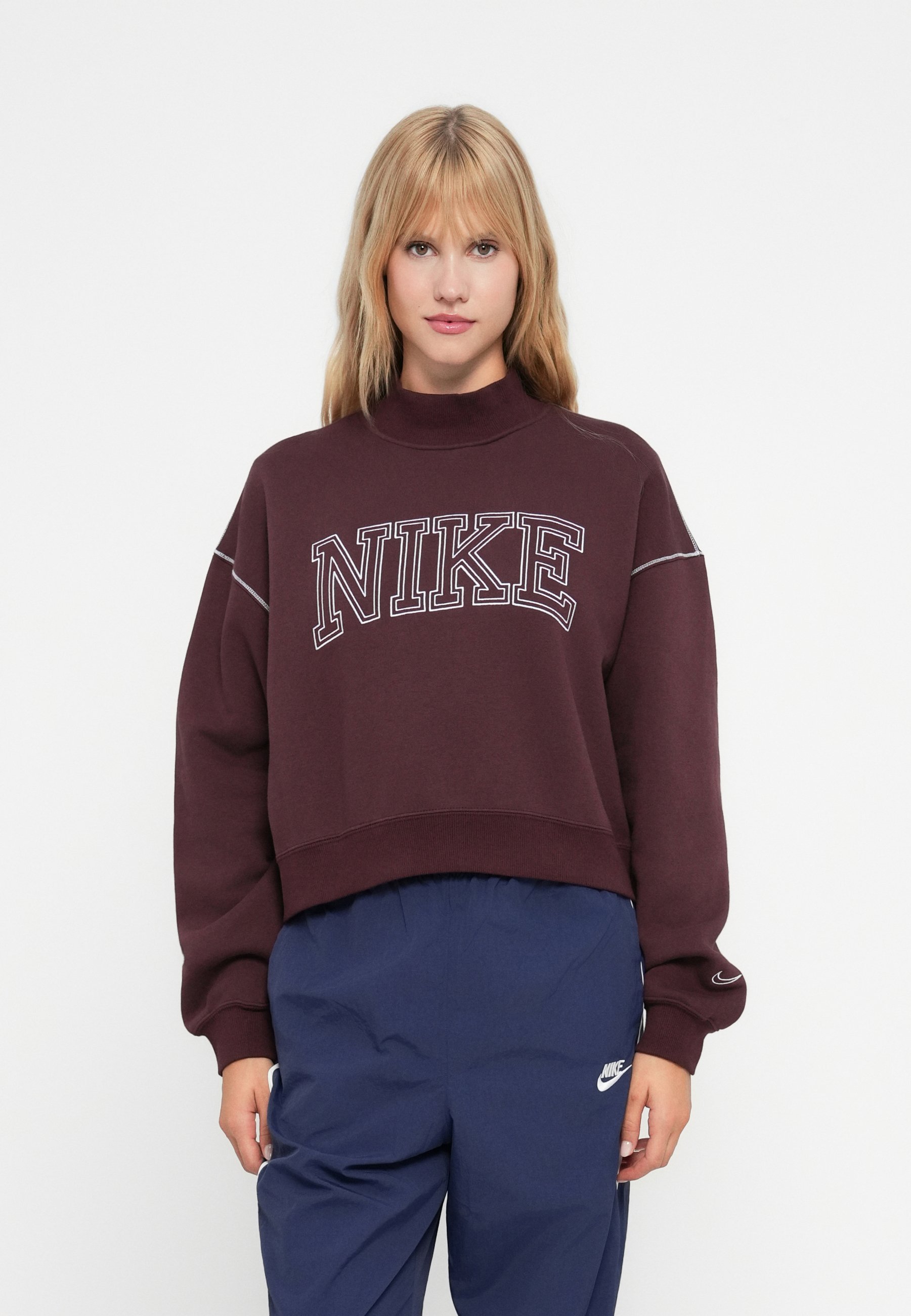 Nike Sportswear -collegepaidat
