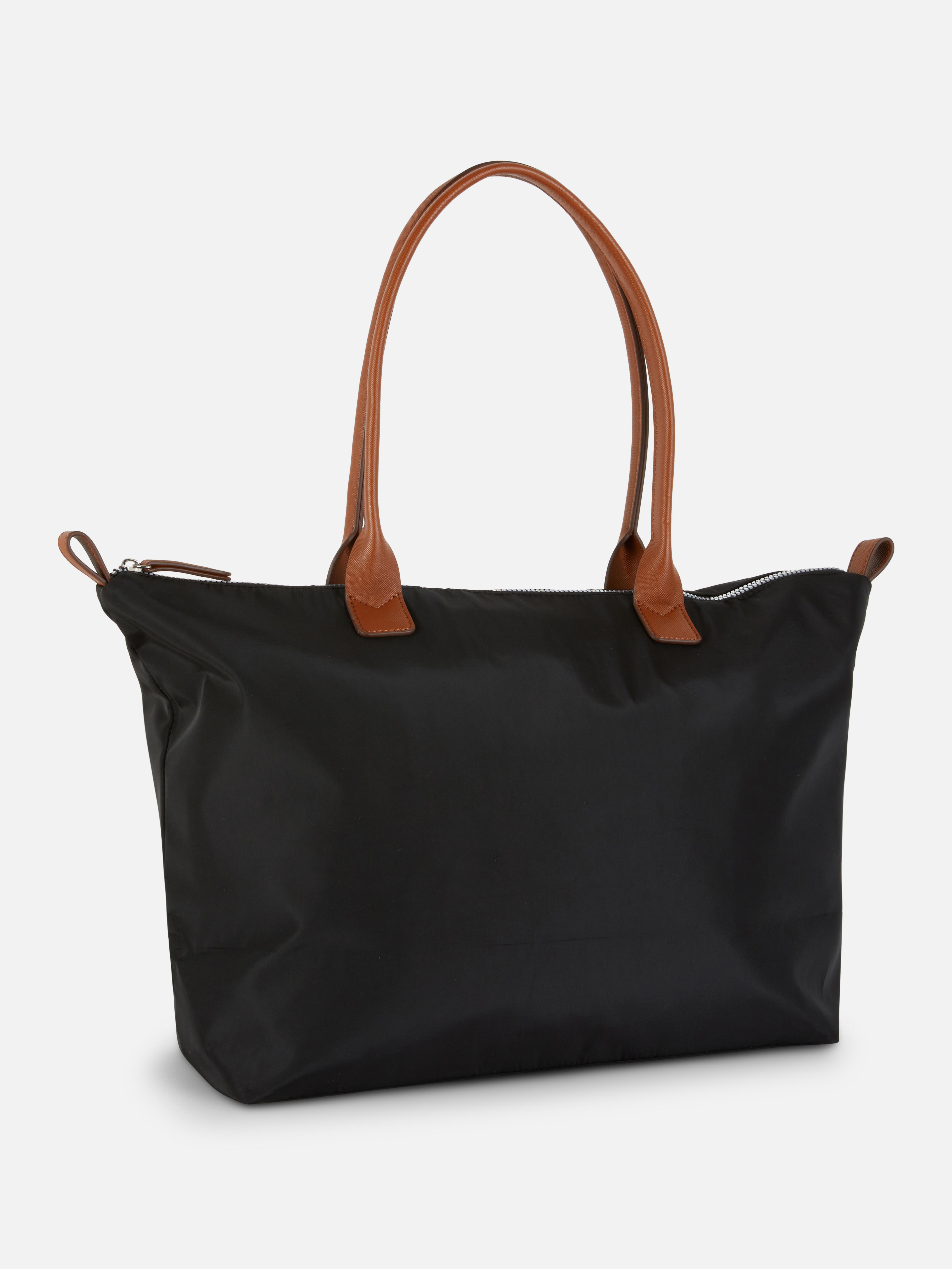 Geantă de umăr tip shopper mare. Această geantă este suficient de mare pentru toate lucrurile esențiale și este un accesoriu indispensabil.