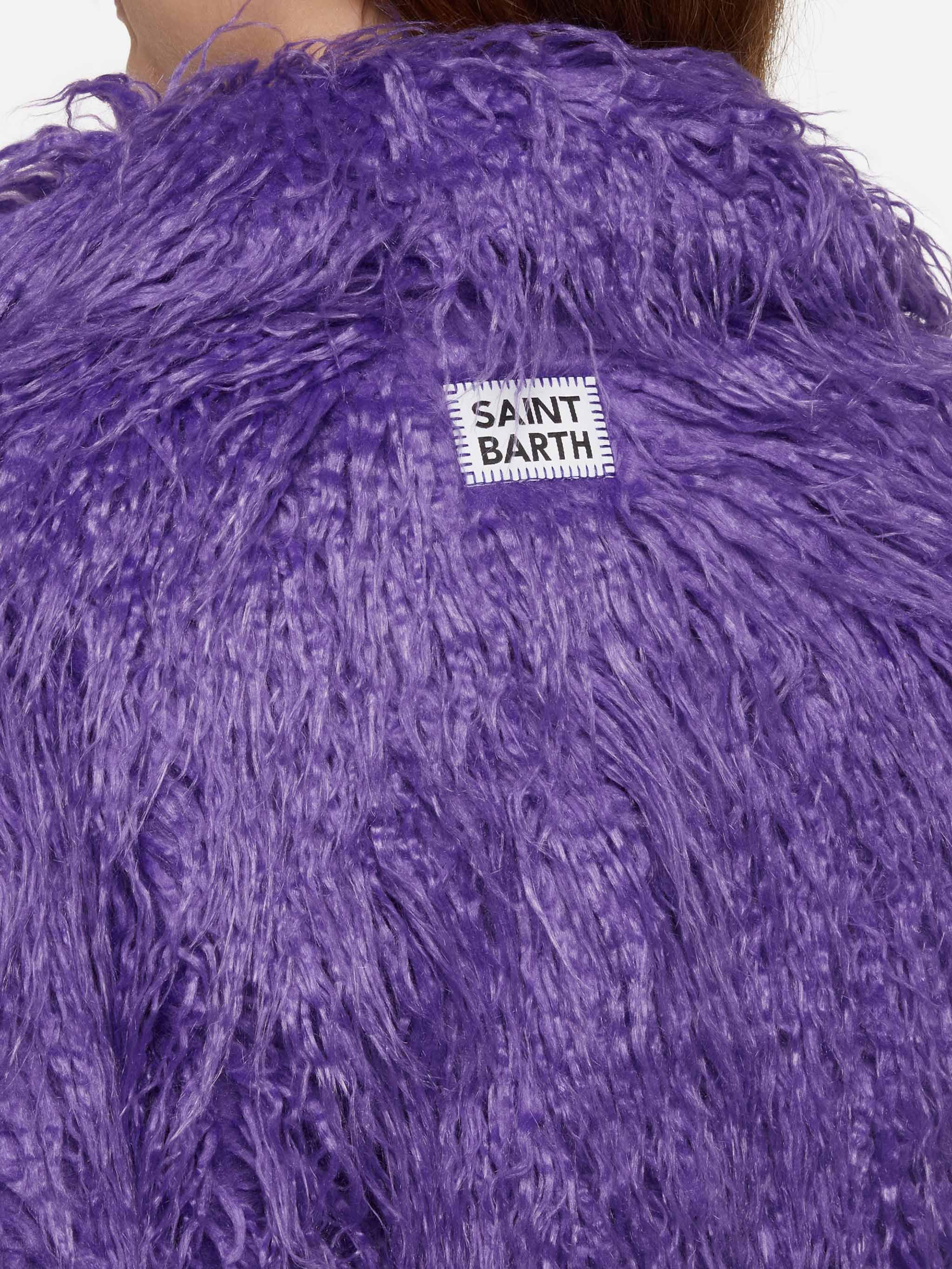 Chaqueta corta peluda morada de Sully