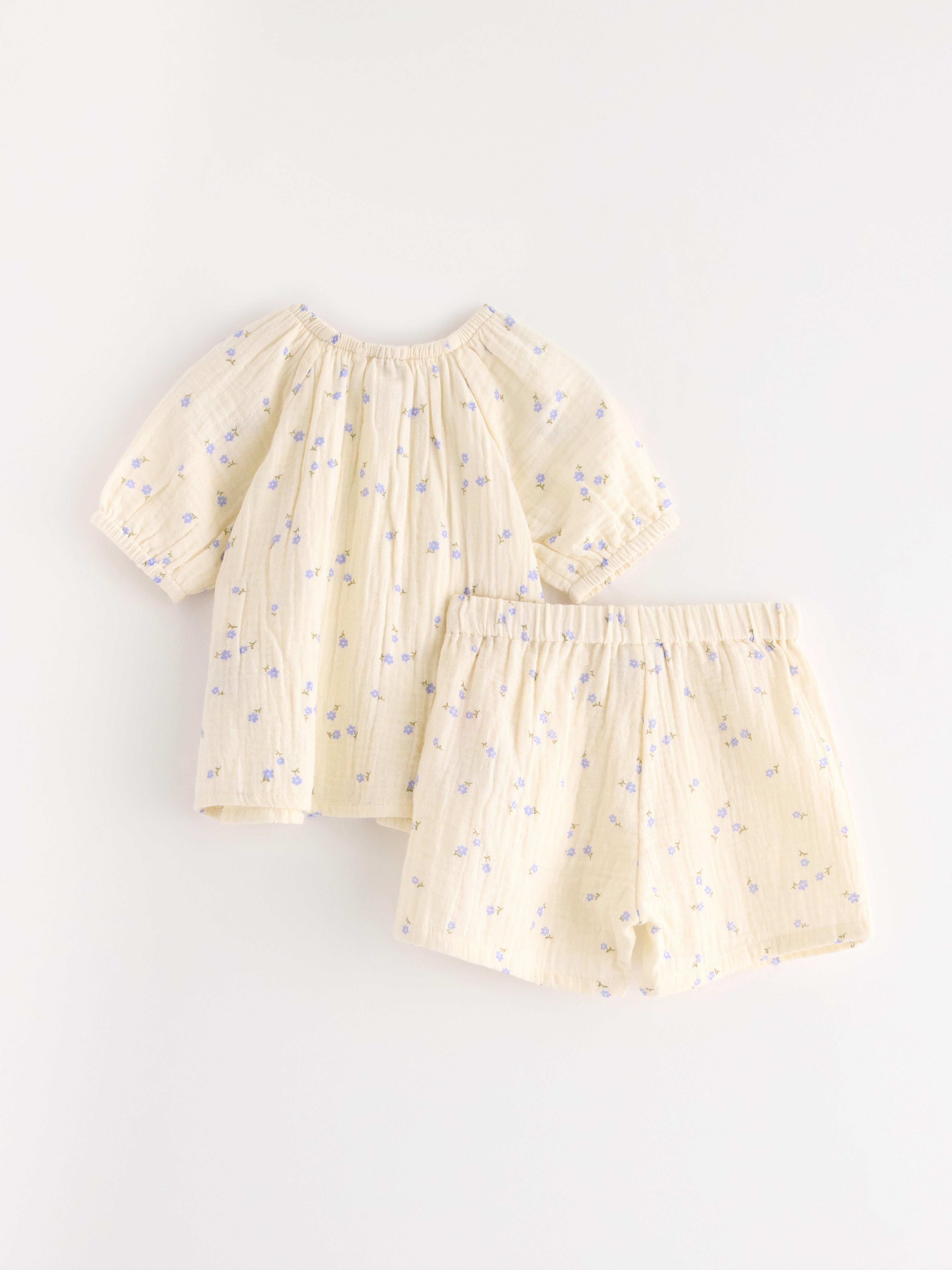 Conjunto - blusa e shorts brancos