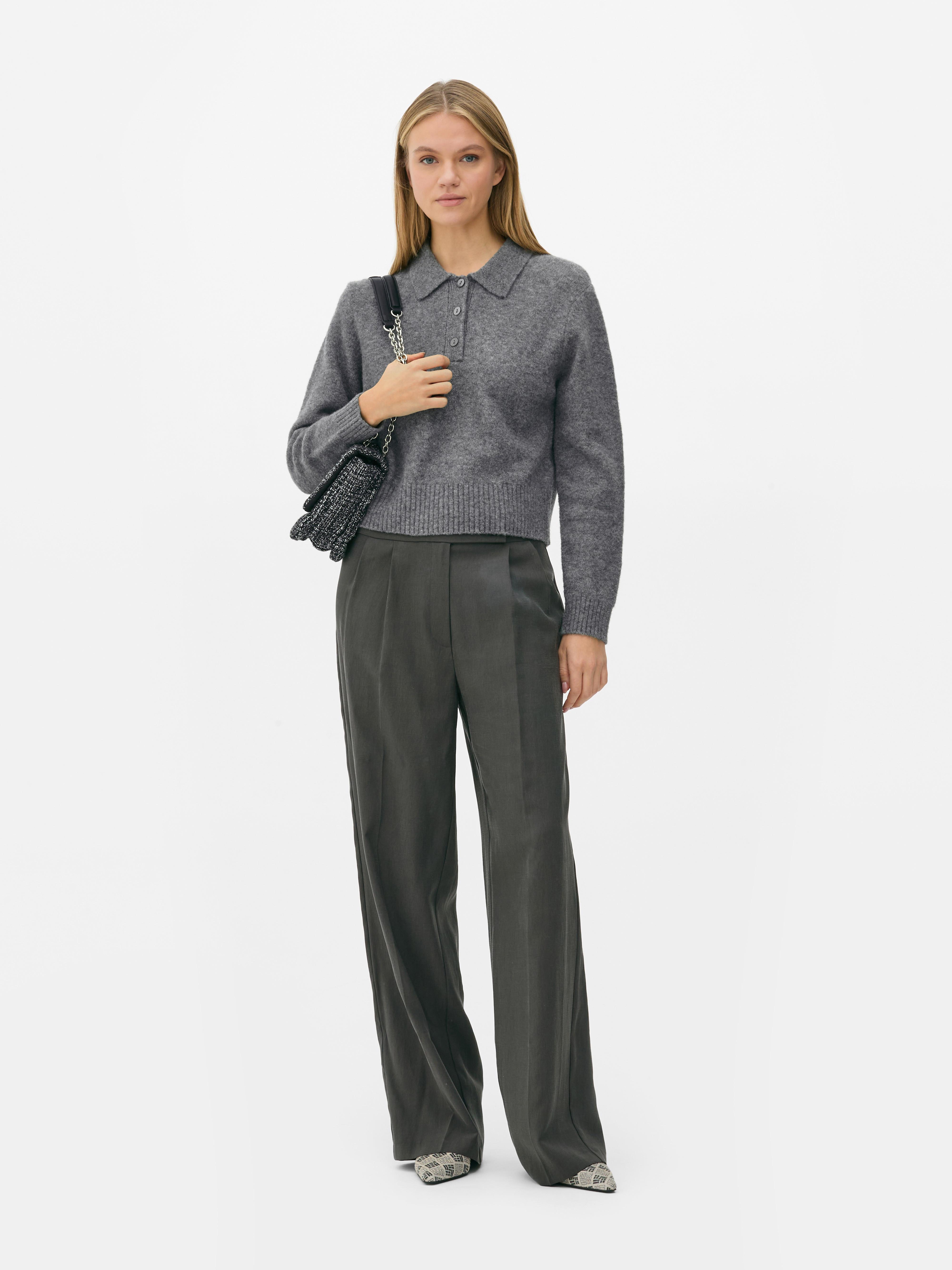 Genser med polokrage En myk genser med polokrage og knappestolpe for et komfortabelt, preppy utseende