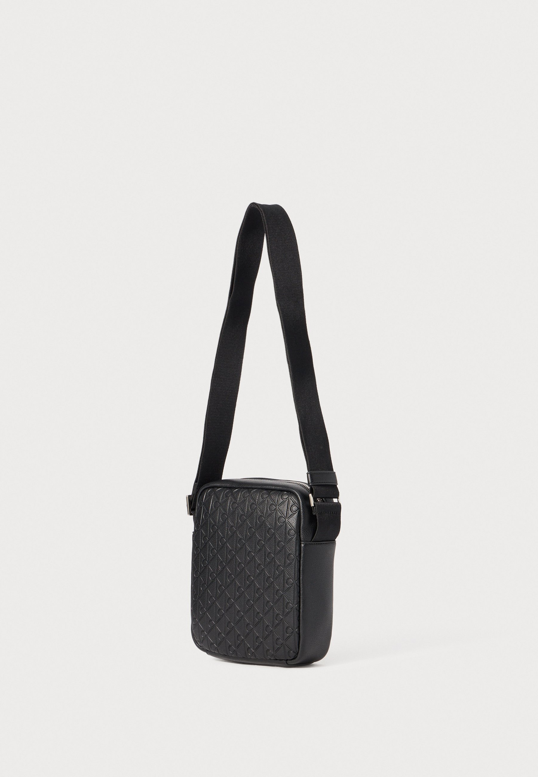 Calvin Klein EMBLEM EMBOSS REPORTER - Kabelka přes rameno - black