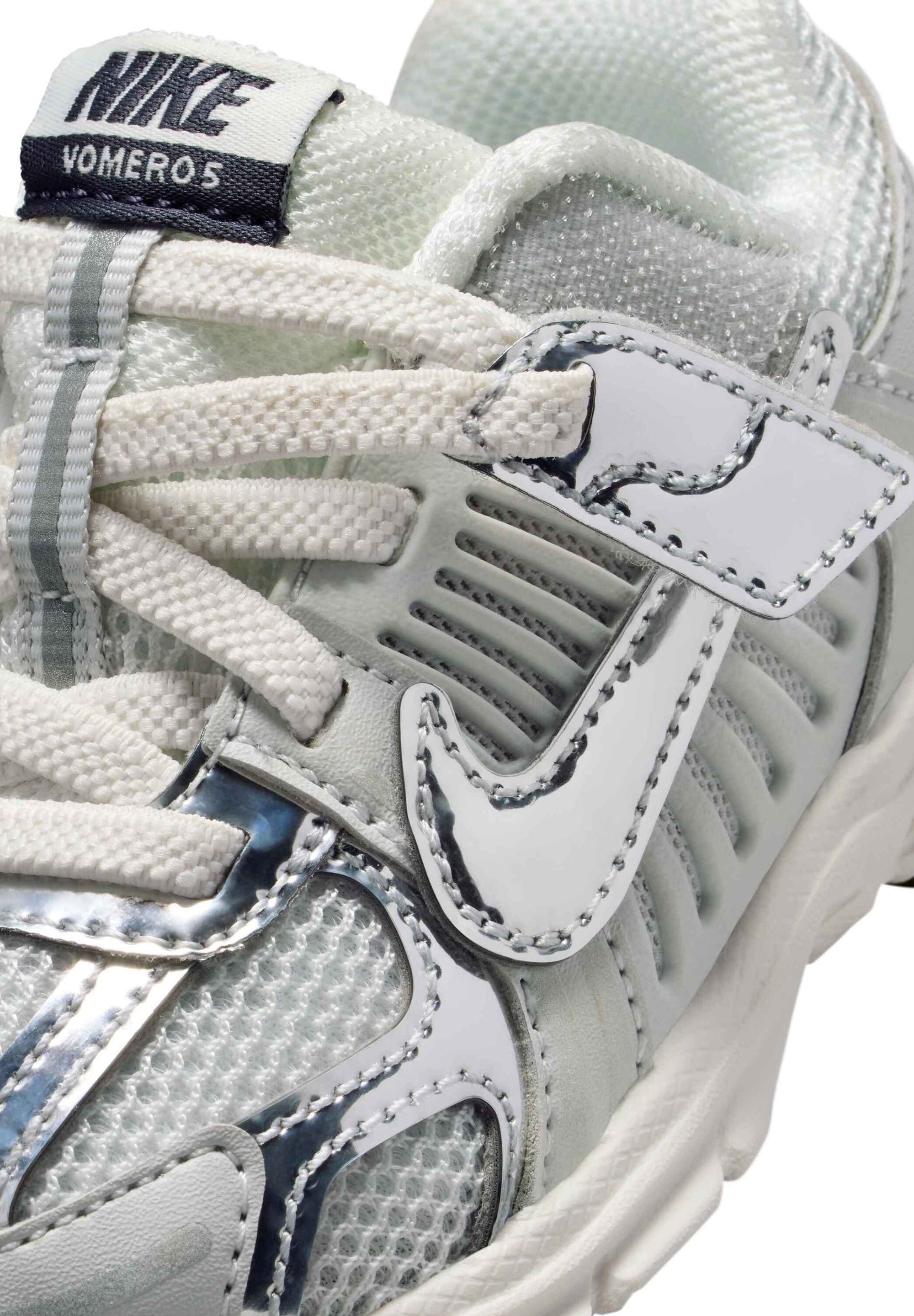 Nike Sportswear VOMERO - Buty dziecięce - photon dust/chrome-gridiron-sail