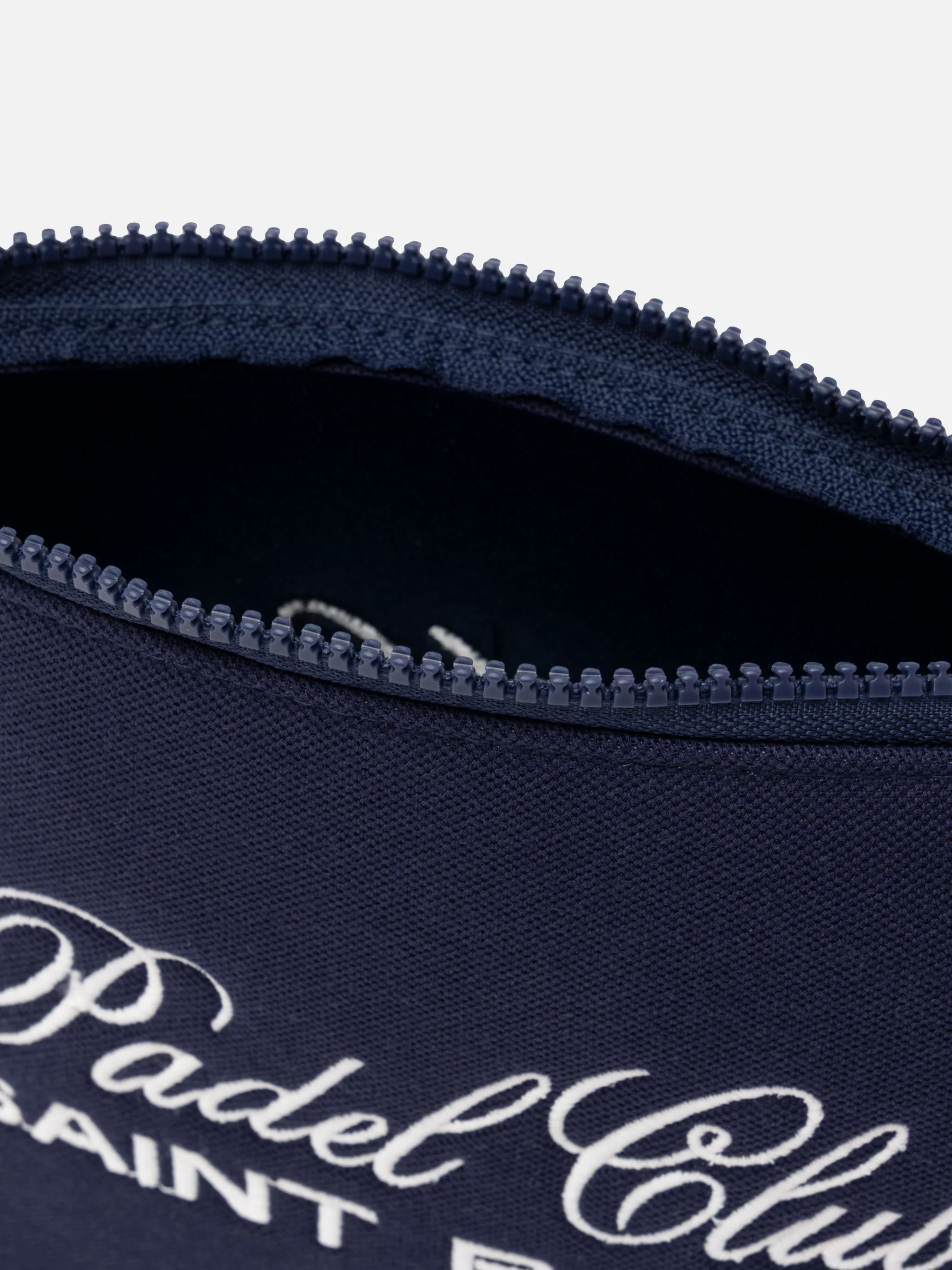 Aline Clutch in Marineblau aus Piqué mit Padel Club Saint Barth Stickerei