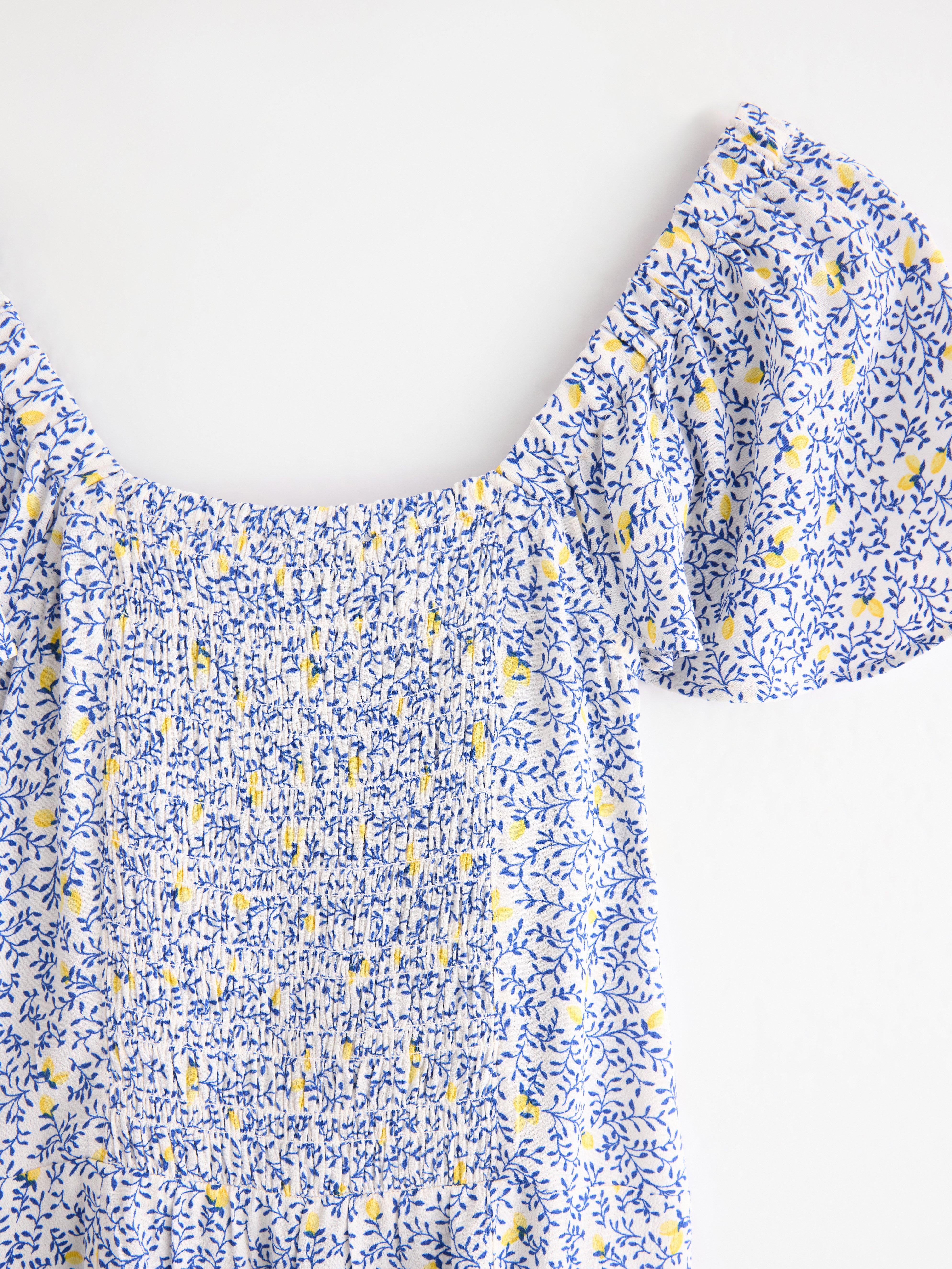 Blusa de manga corta, color blanco empolvado claro.