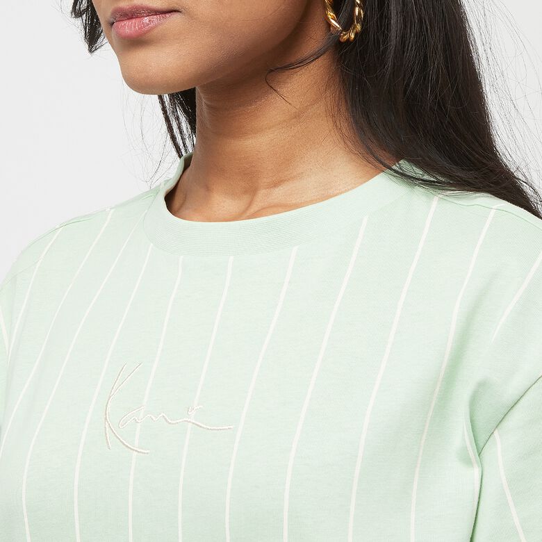 Camiseta extragrande de rayas finas con estampado distintivo.
