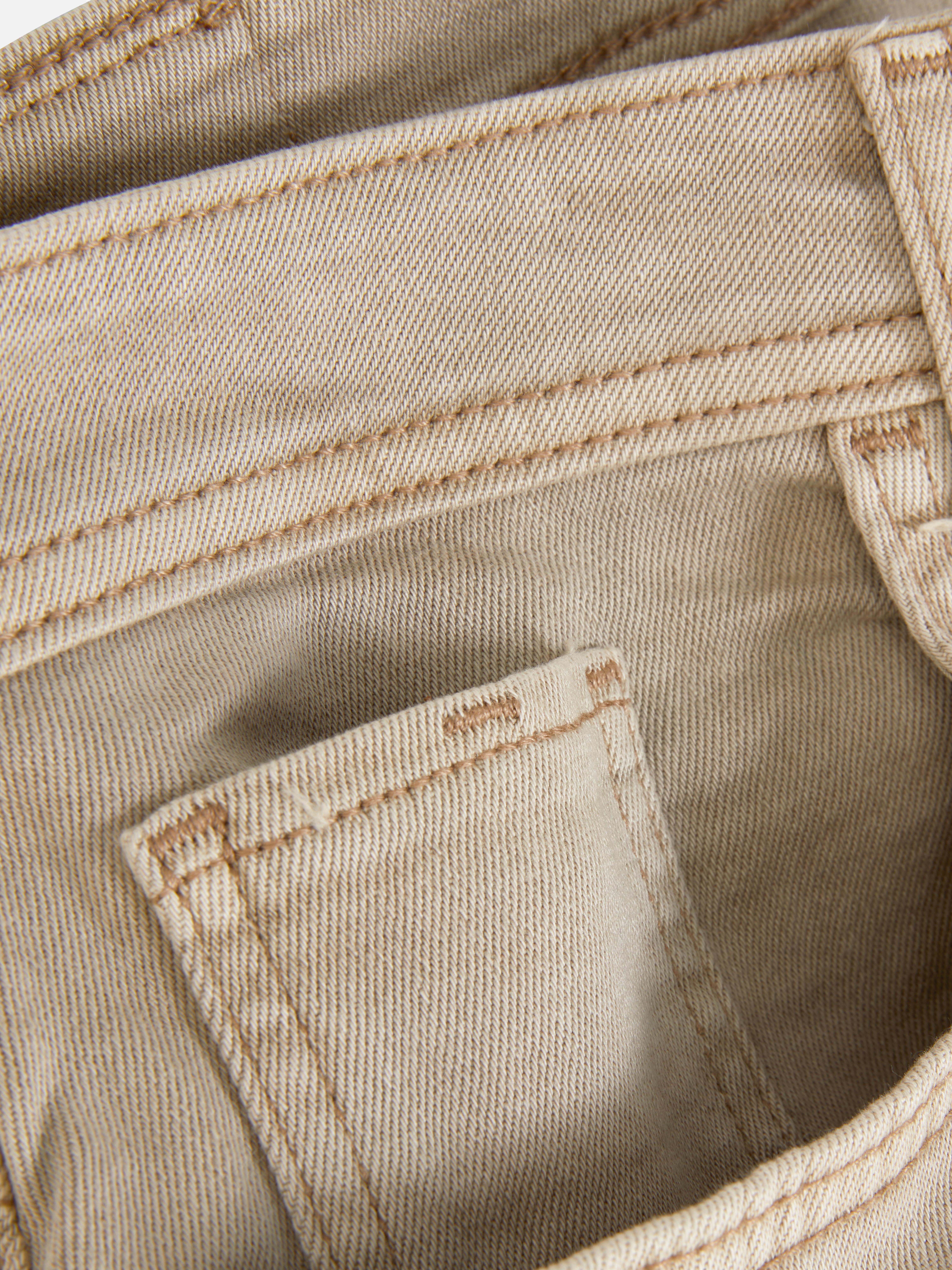 Gerade geschnittene Stretch-Jeans mit verdecktem Reißverschluss und fünf Taschen.