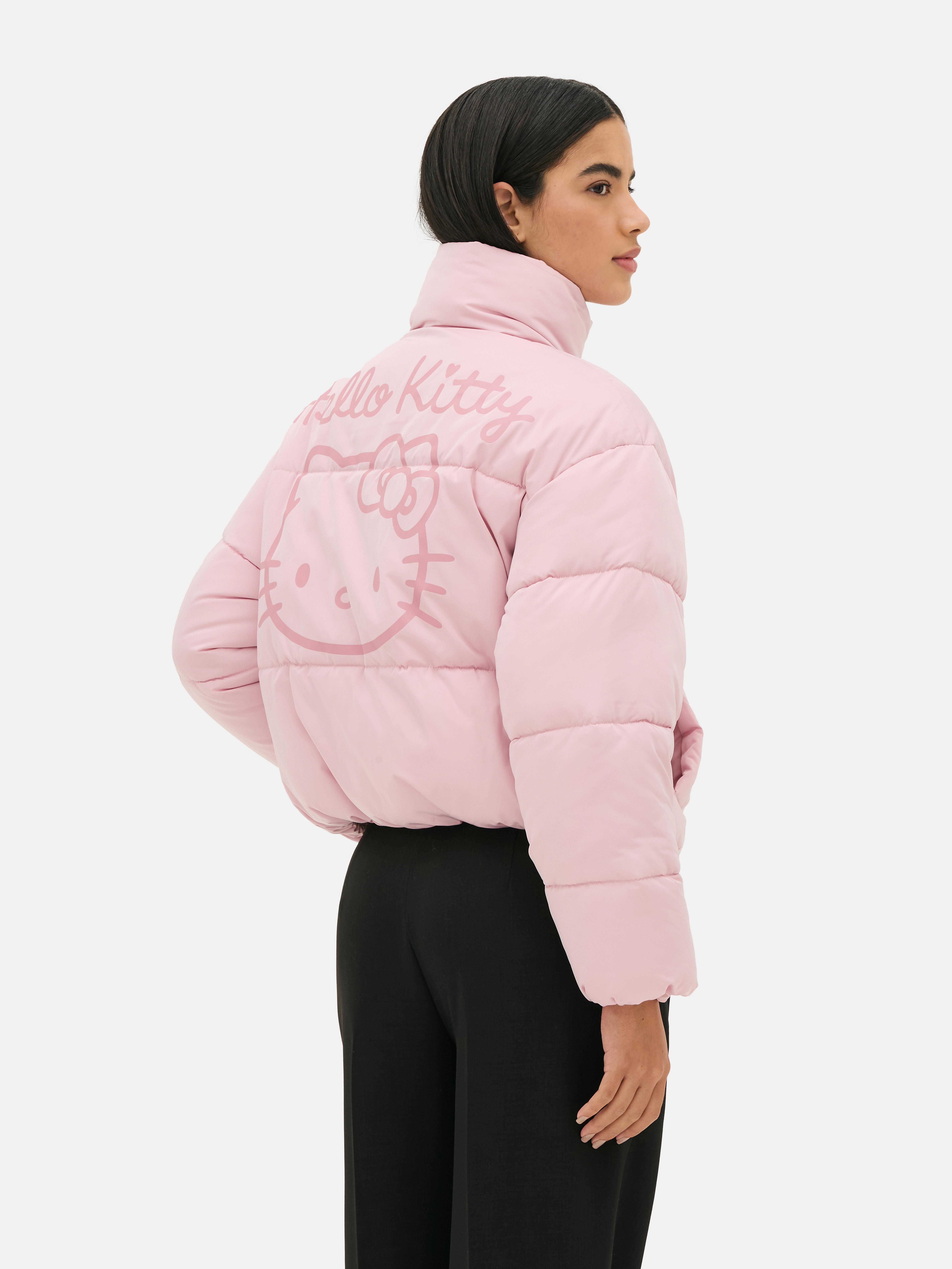 Jachetă pufoasă Hello Kitty. O jachetă căptușită cu guler ridicat, închidere cu fermoar, buzunare laterale și design Kitty White.