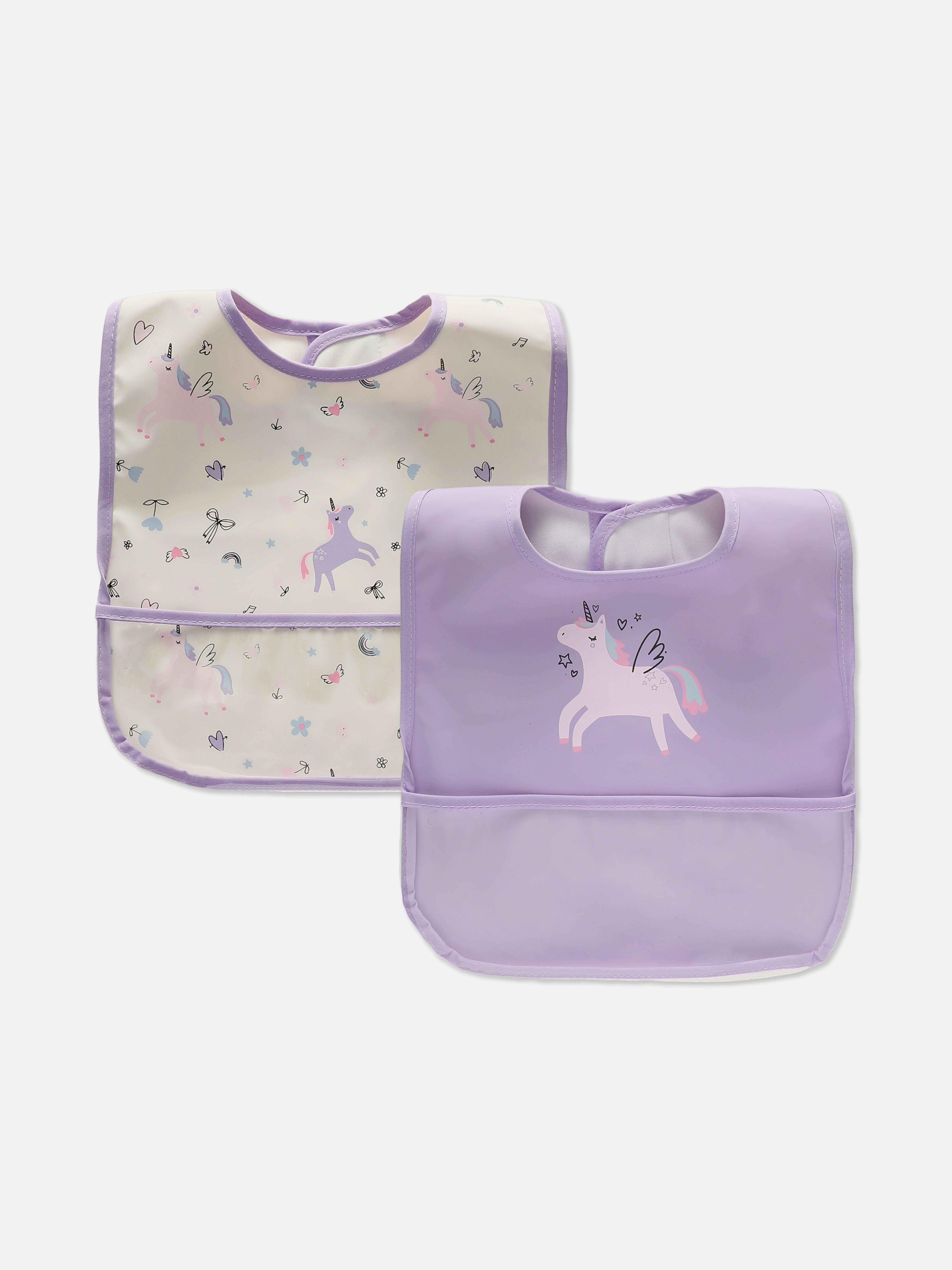 Bavete cu gât înfășurat și unicorn, set de 2. Aceste bavete pentru bebeluși au gât înfășurat cu închidere automată și buzunare cu sistem de închidere.