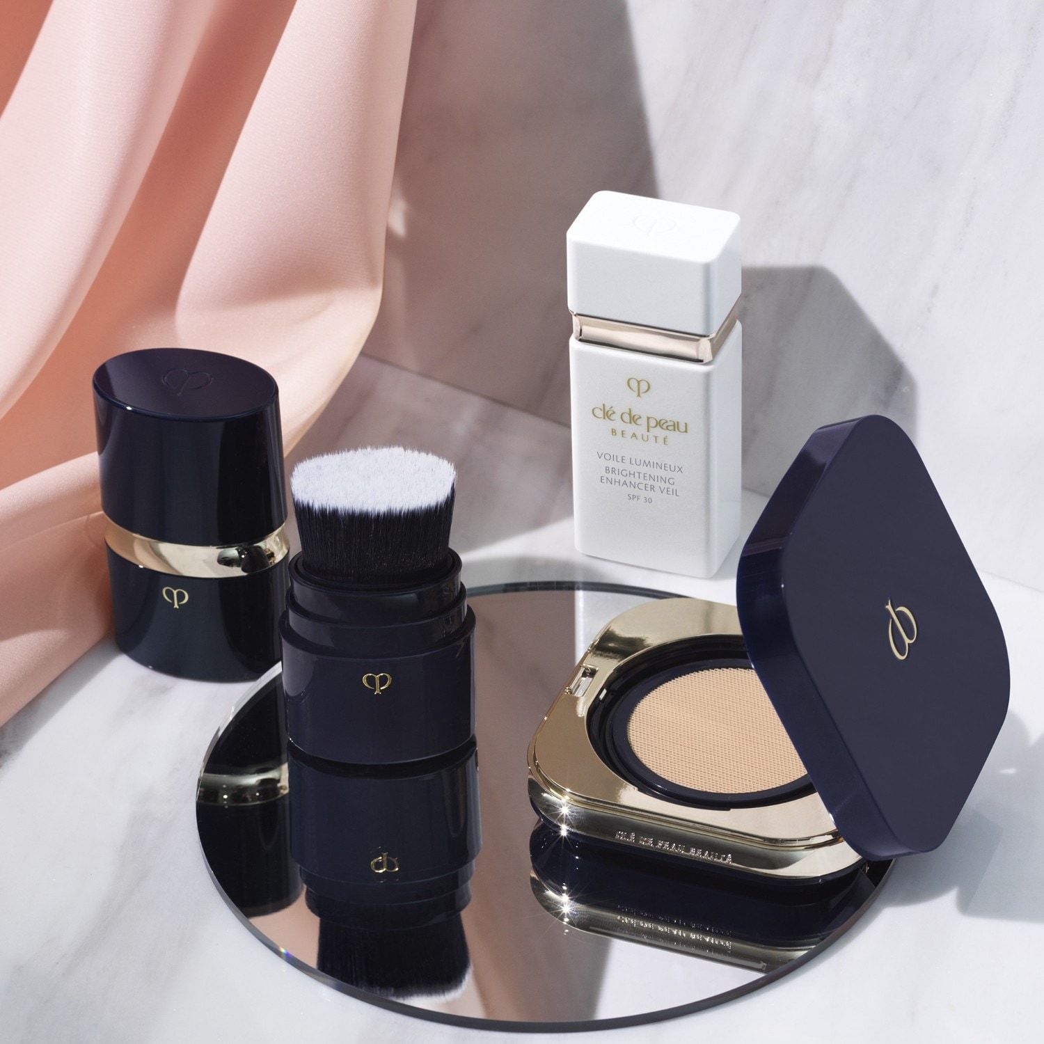 Clé de Peau Beauté Foundation Brush Prenosná kefa – 1 kus