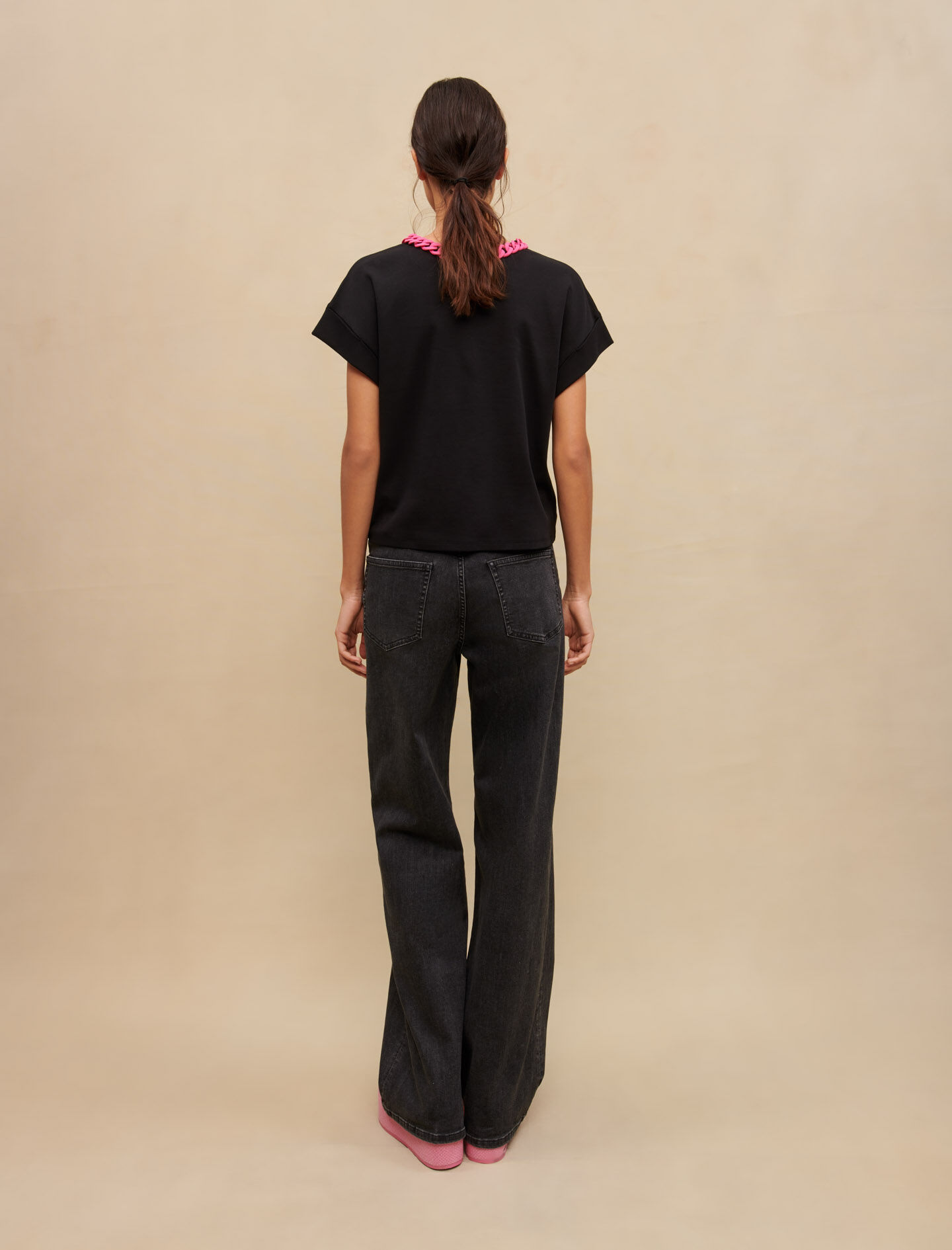 T-shirt met kettingdetail bij de hals - Zwart