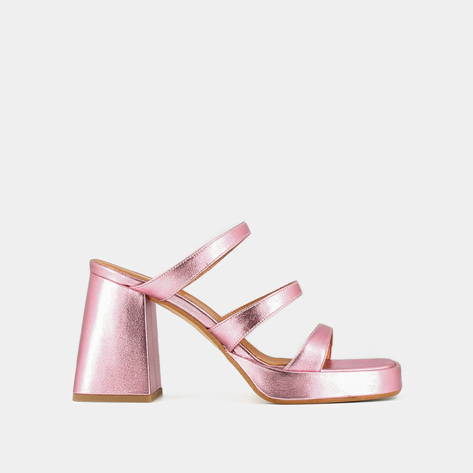Mules à brides et bouts carrés  en cuir metallisé rose