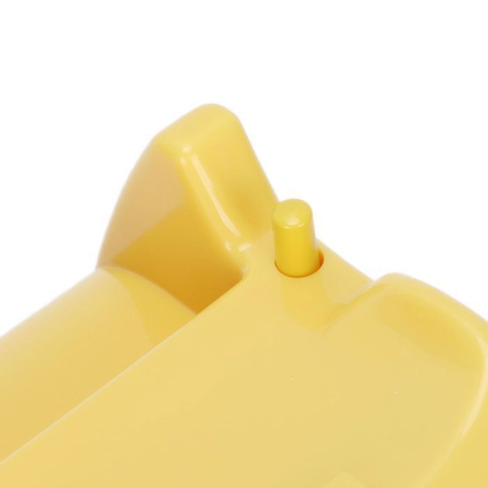 Teléfono fijo clásico retro con cable en color amarillo, estilo vintage, para telefonía doméstica y decoración de interiores.