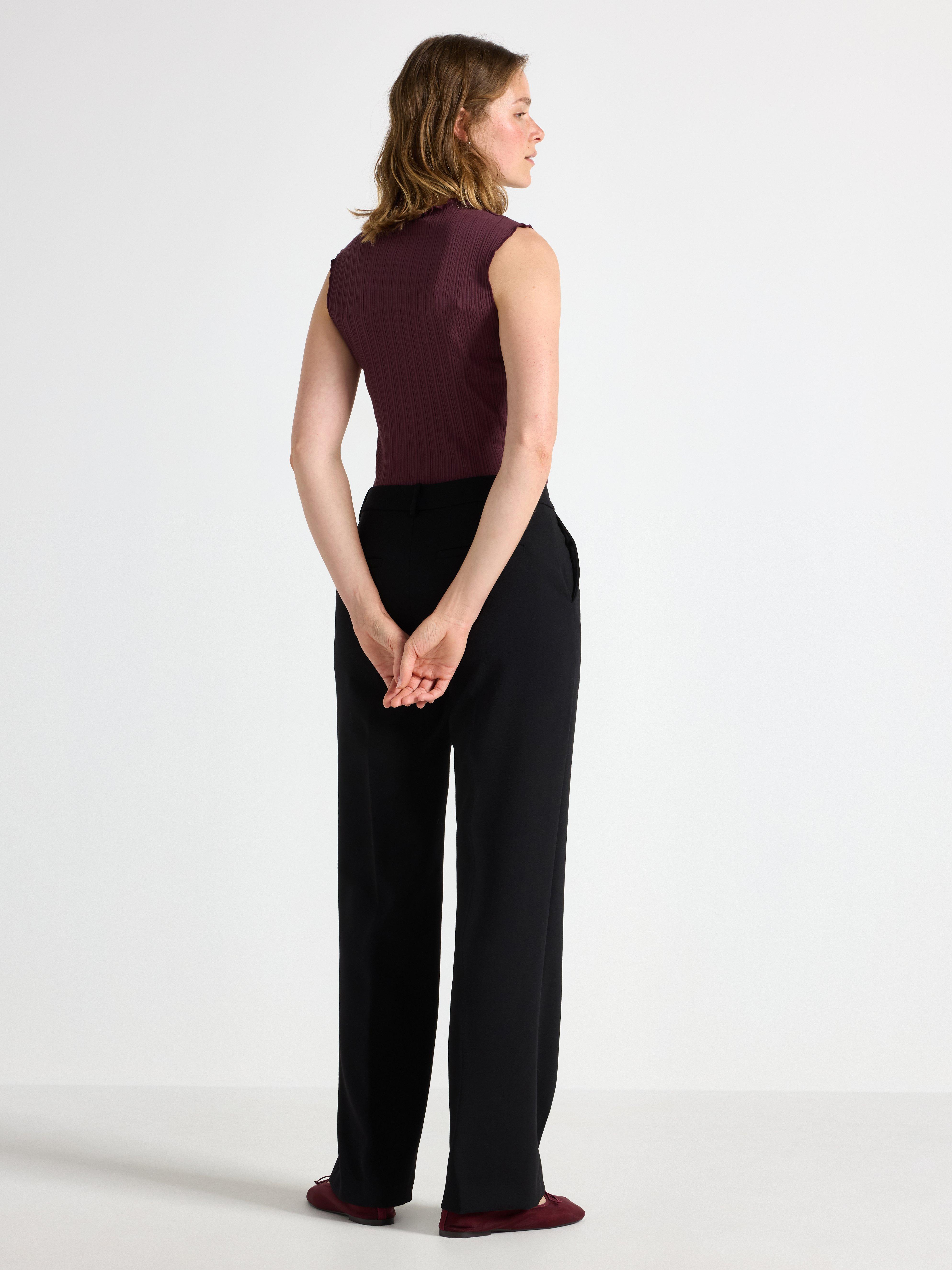 Calça reta NOOR com cintura normal, preta.