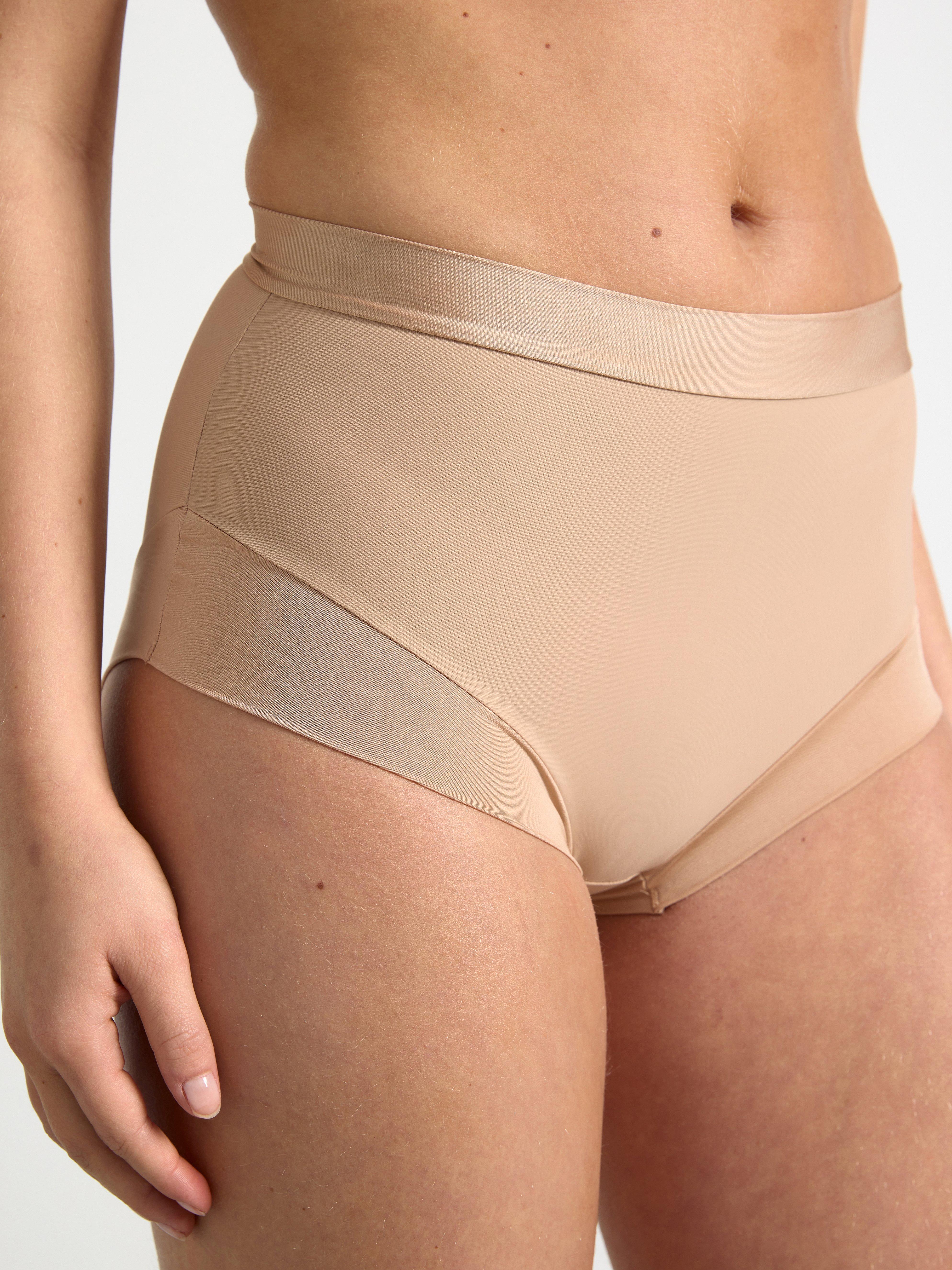 Braguitas moldeadoras de soporte ligero color beige.
