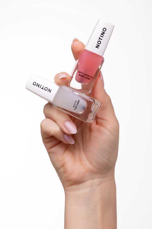 Notino Nail Care Opti Growth Base Coat is een voedende nagellak die de nagelgroei stimuleert.