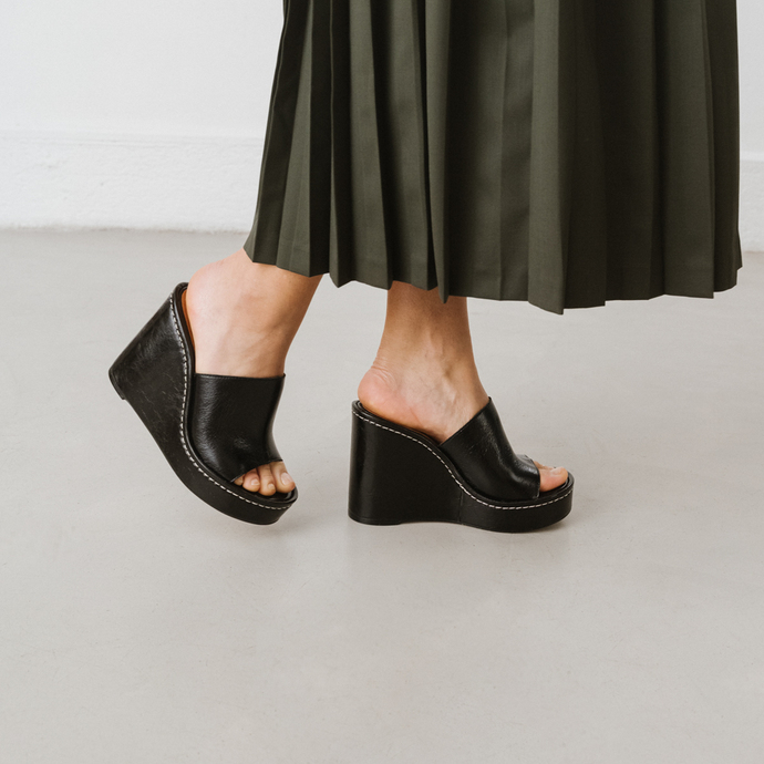 Mules compensées  en cuir vieilli noir