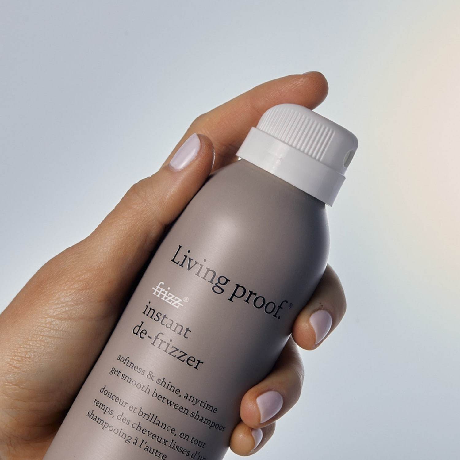 Лак за косу против коврџања Living Proof – Заглађује и тренутно спречава коврџање – 209 мл