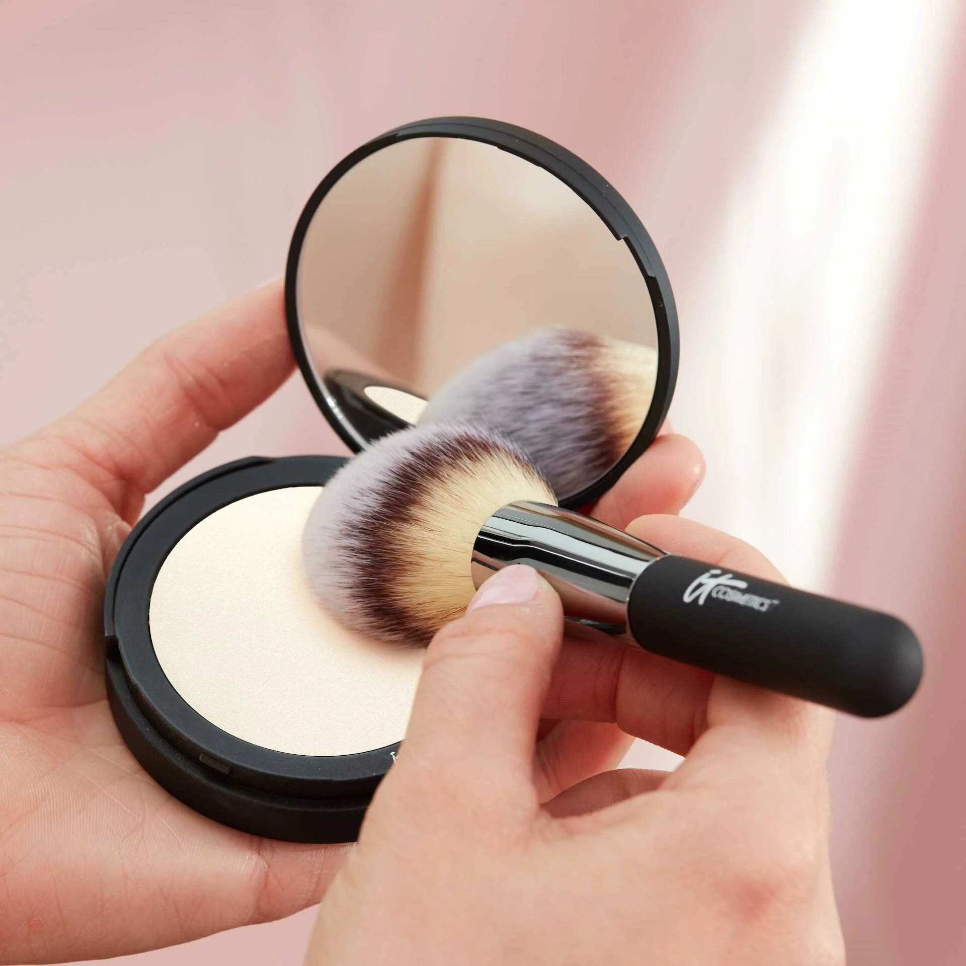 Pudră presată translucidă pentru aerograf Bye Bye Pores Pressed™ Poreless Finish - IT Cosmetics