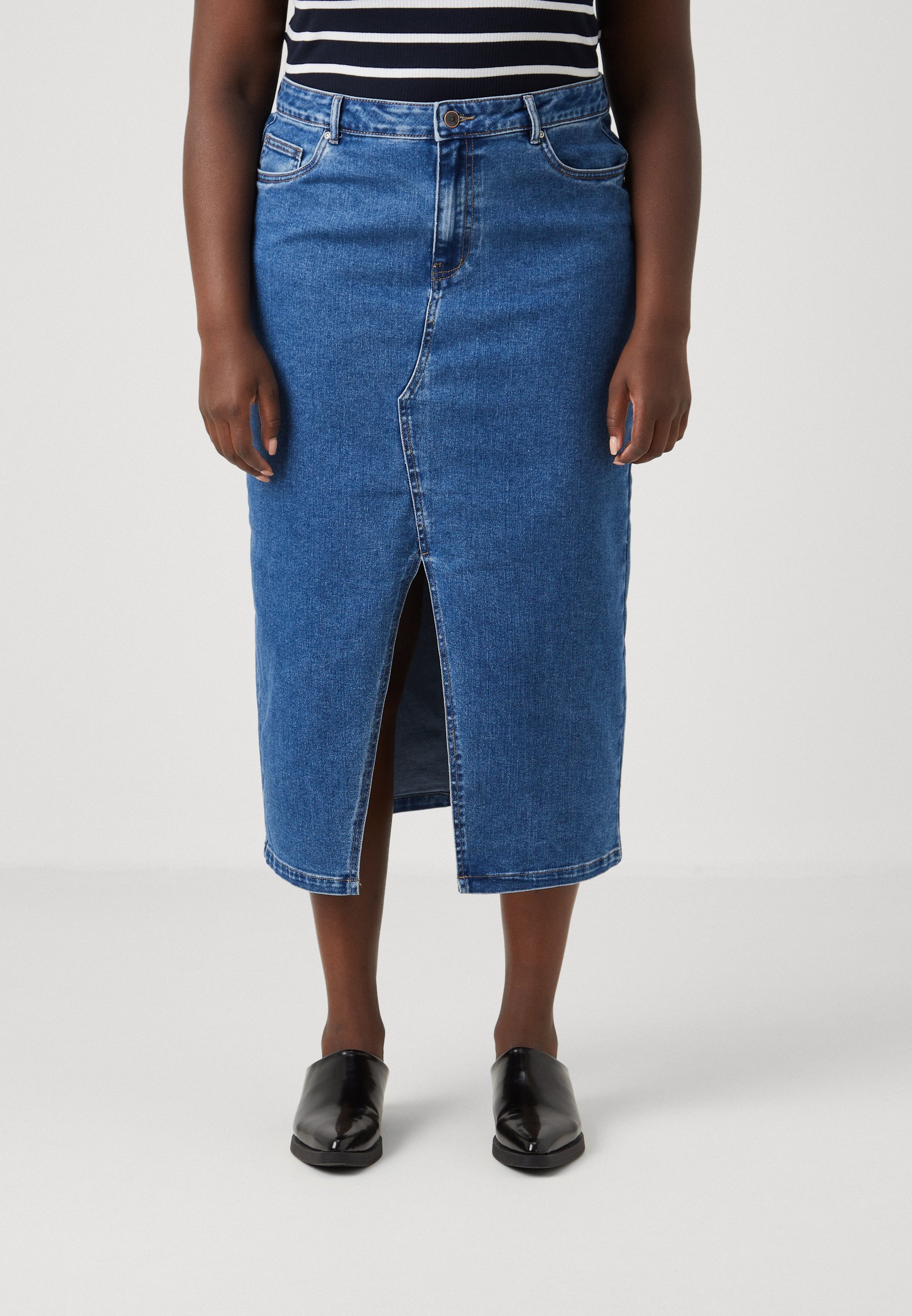 ALLEEN Carmakoma CARSIRI VOORSPLITS - Kokerrok - middenblauwe denim