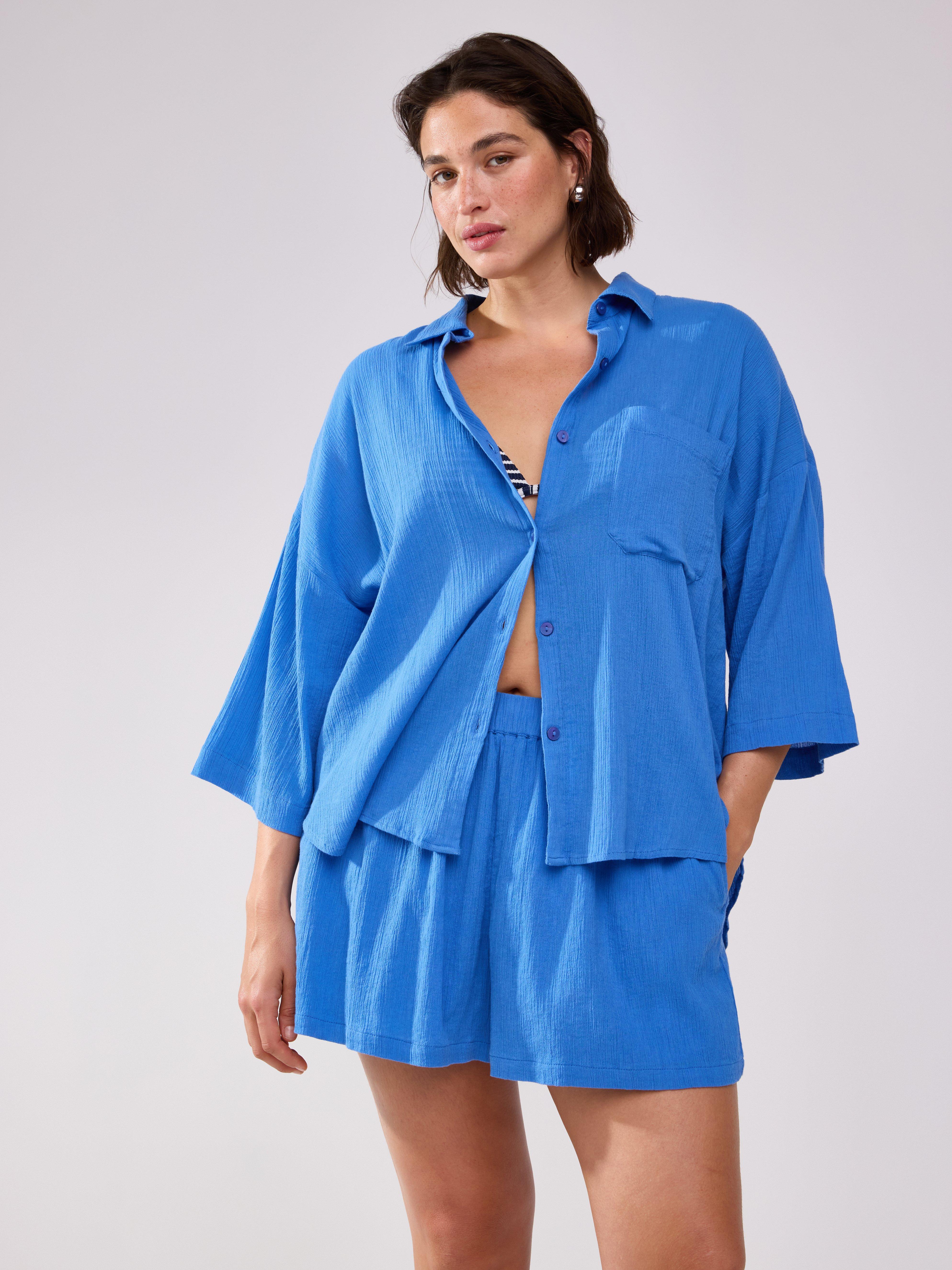 Camisa azul de manga curta amassada