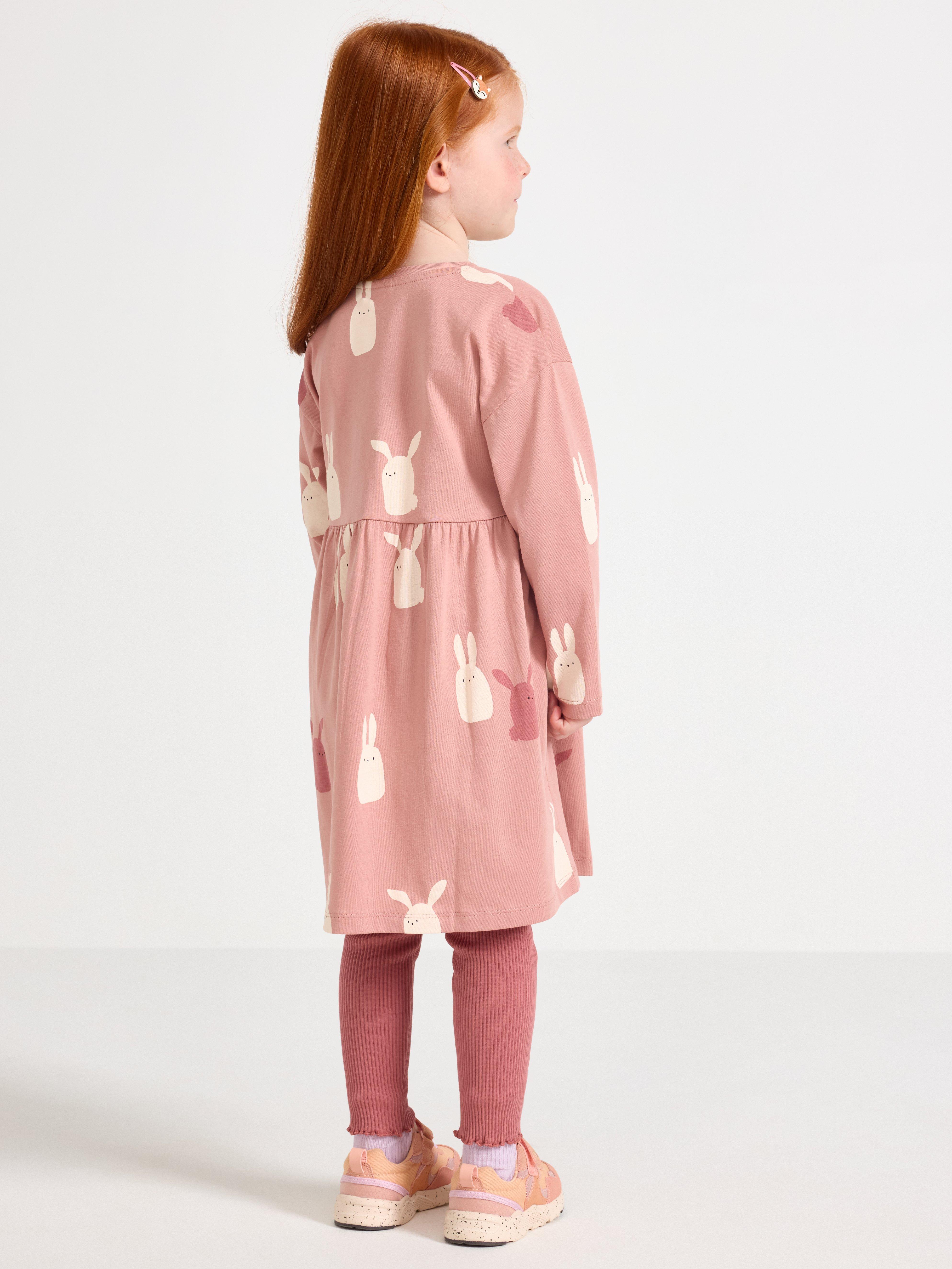 Vestido de manga larga color rosa empolvado