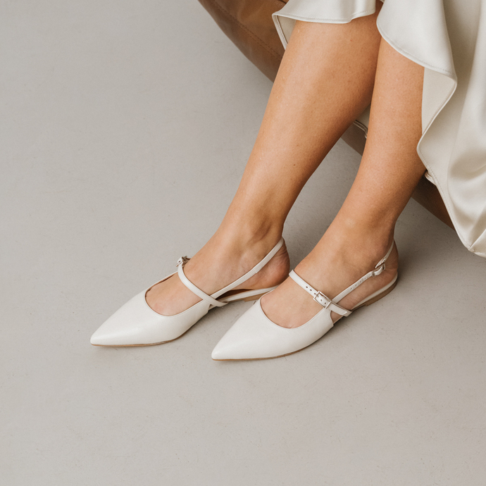 Ballerines à bouts pointus et lanières  en cuir brillant ecru