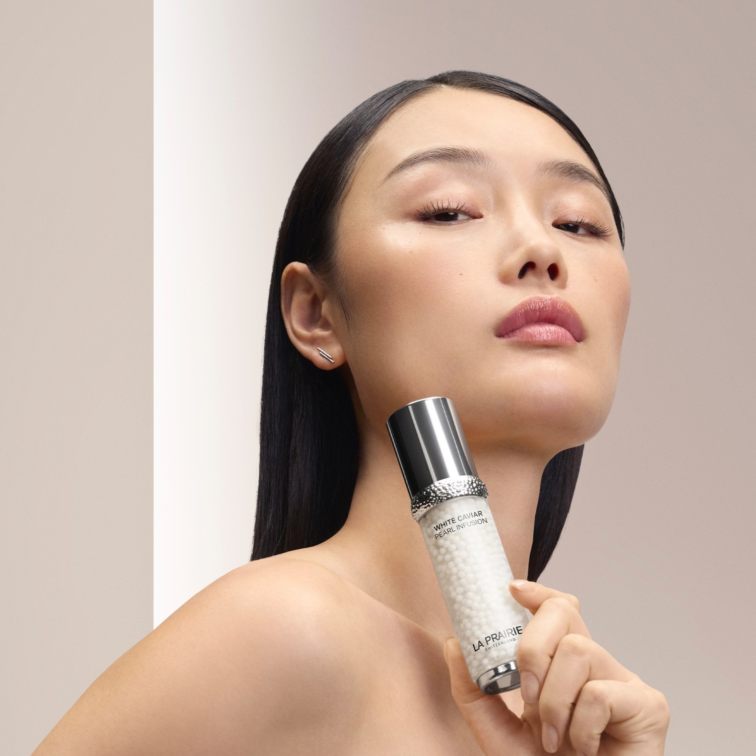 La Prairie hidratantni serum s infuzijom bijelog kavijara i bisera - 30 ml