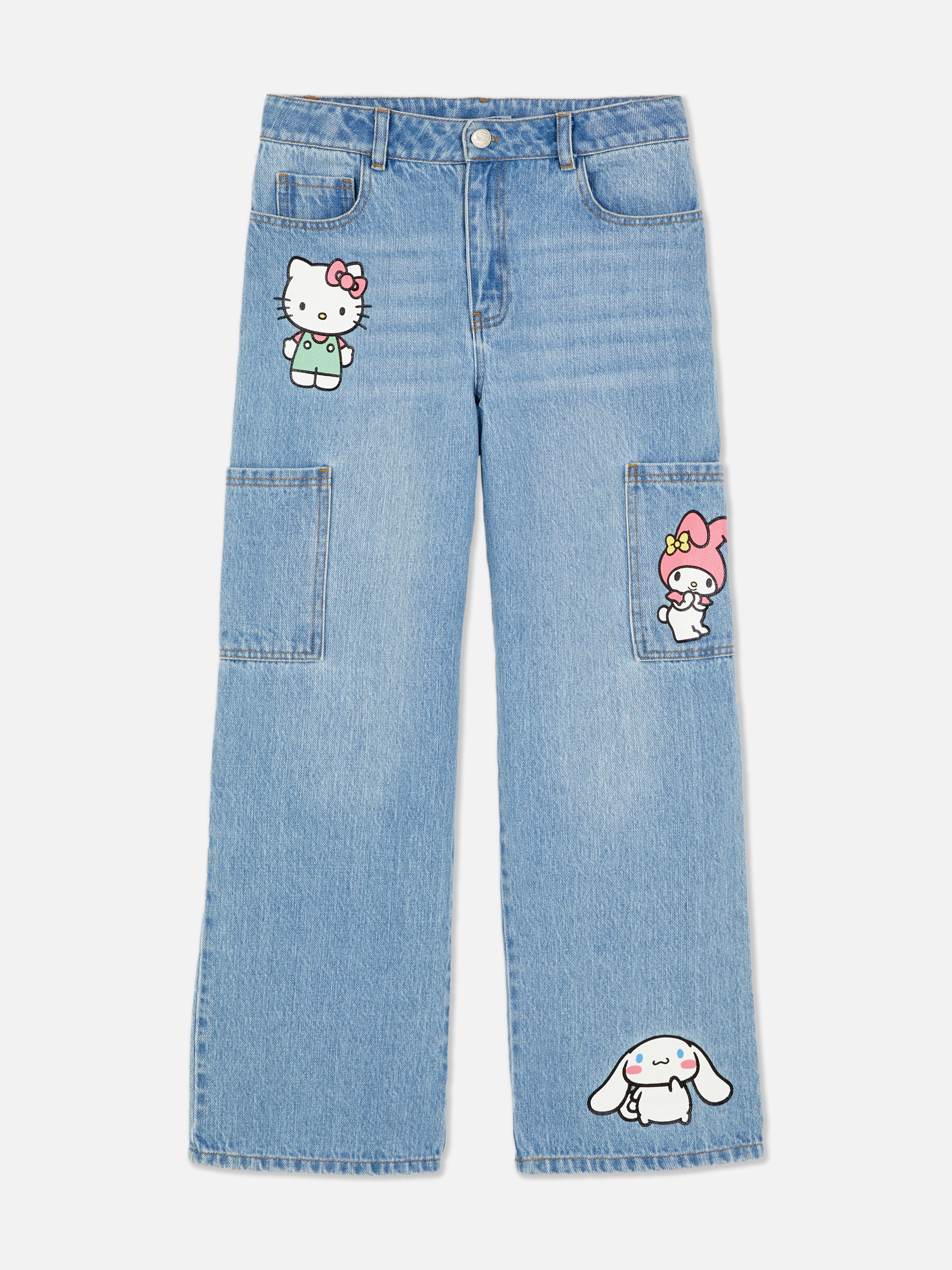 Blugi cargo Hello Kitty and Friends. Blugi utilitari cu croi larg, găici pentru curea, buzunare cargo și imprimeu cu personaje Sanrio.
