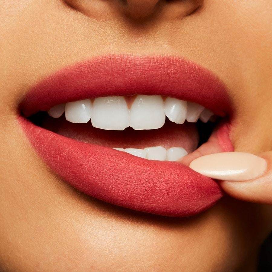 MAC skysti lūpų dažai „Lipstain Powder Kiss“ – 5 ml