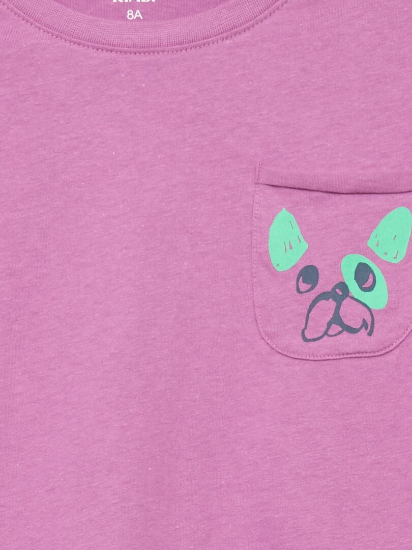 Camiseta estampada com bolso no peito - ROXA