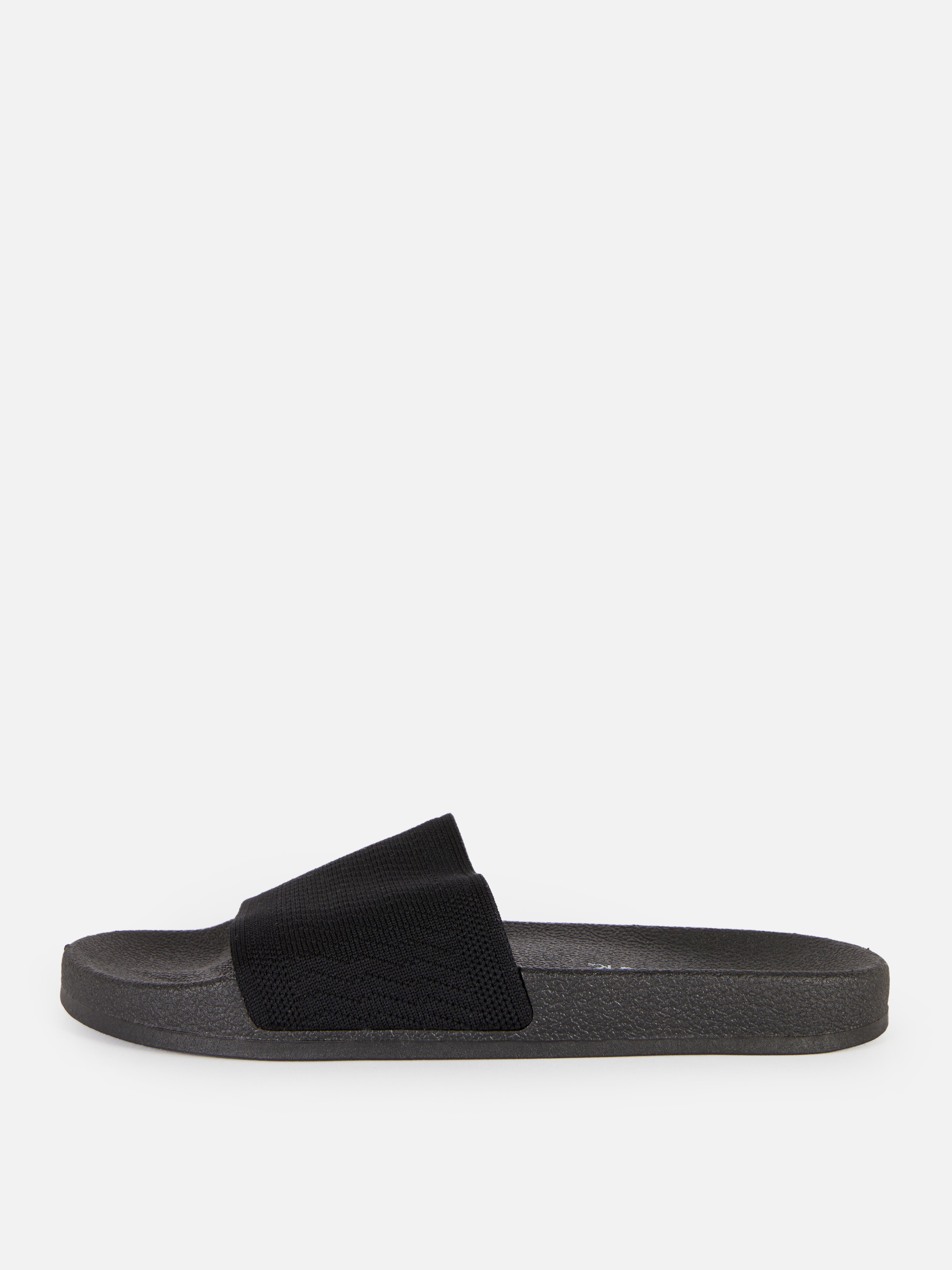 Sandale cu barete croșetate. Oferă-i ținutelor tale însorite un farmec boho cu aceste sandale texturate.
