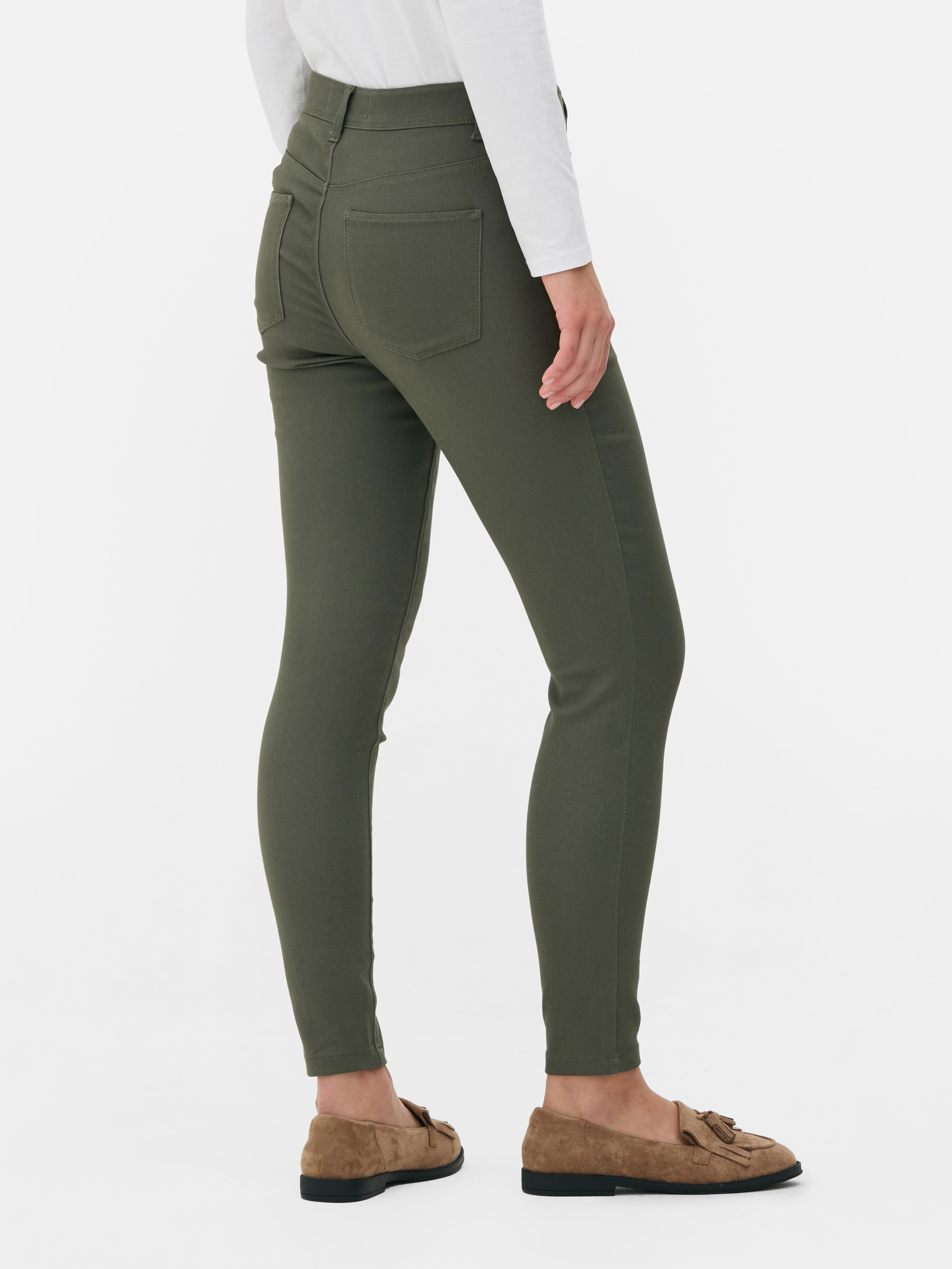 Blugi skinny simpli cu talie medie. Blugii sunt un must-have, iar noi adorăm acest stil mulat.