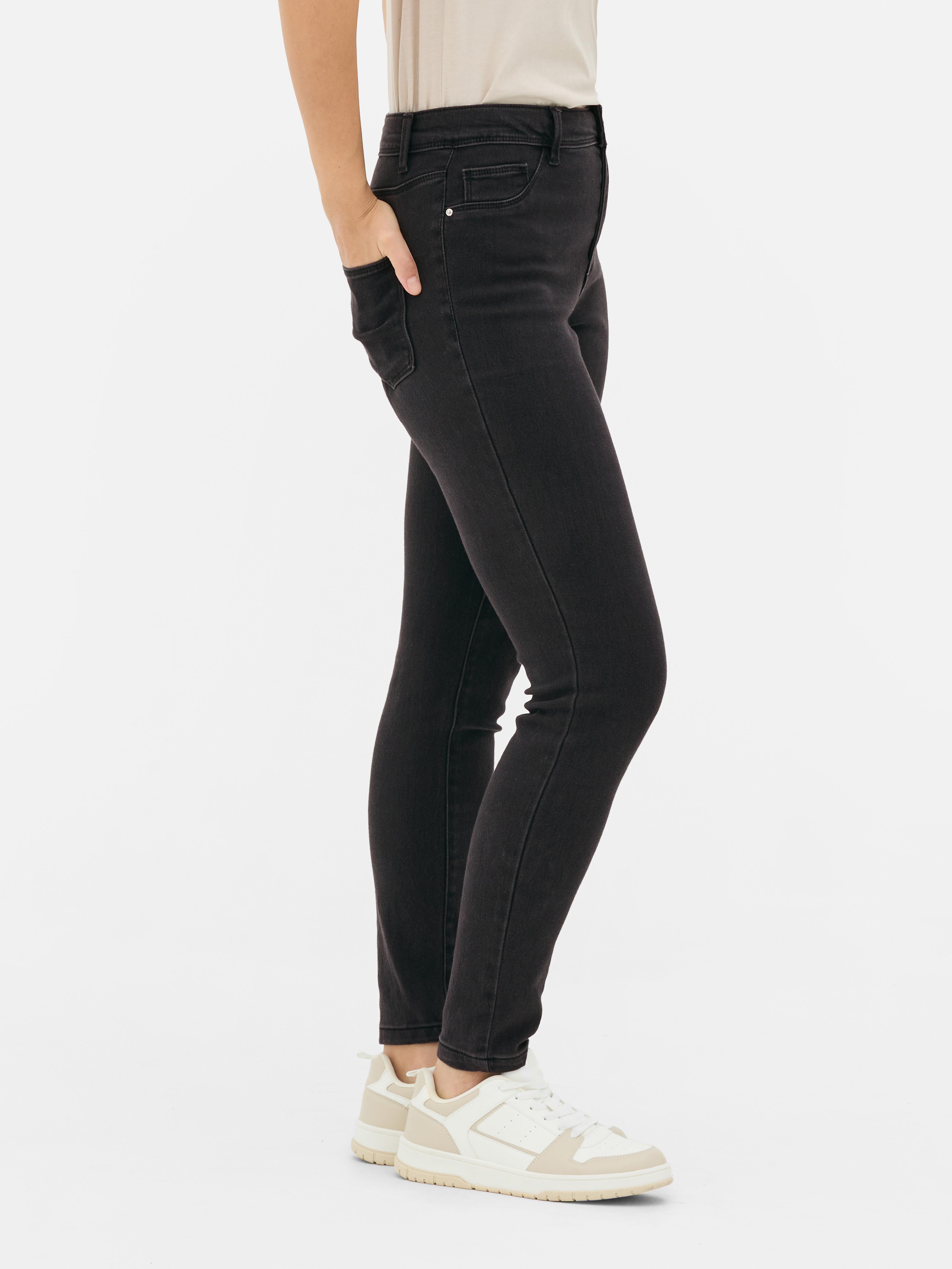Blugi skinny simpli cu talie medie. Blugii sunt un must-have, iar noi adorăm acest stil mulat.