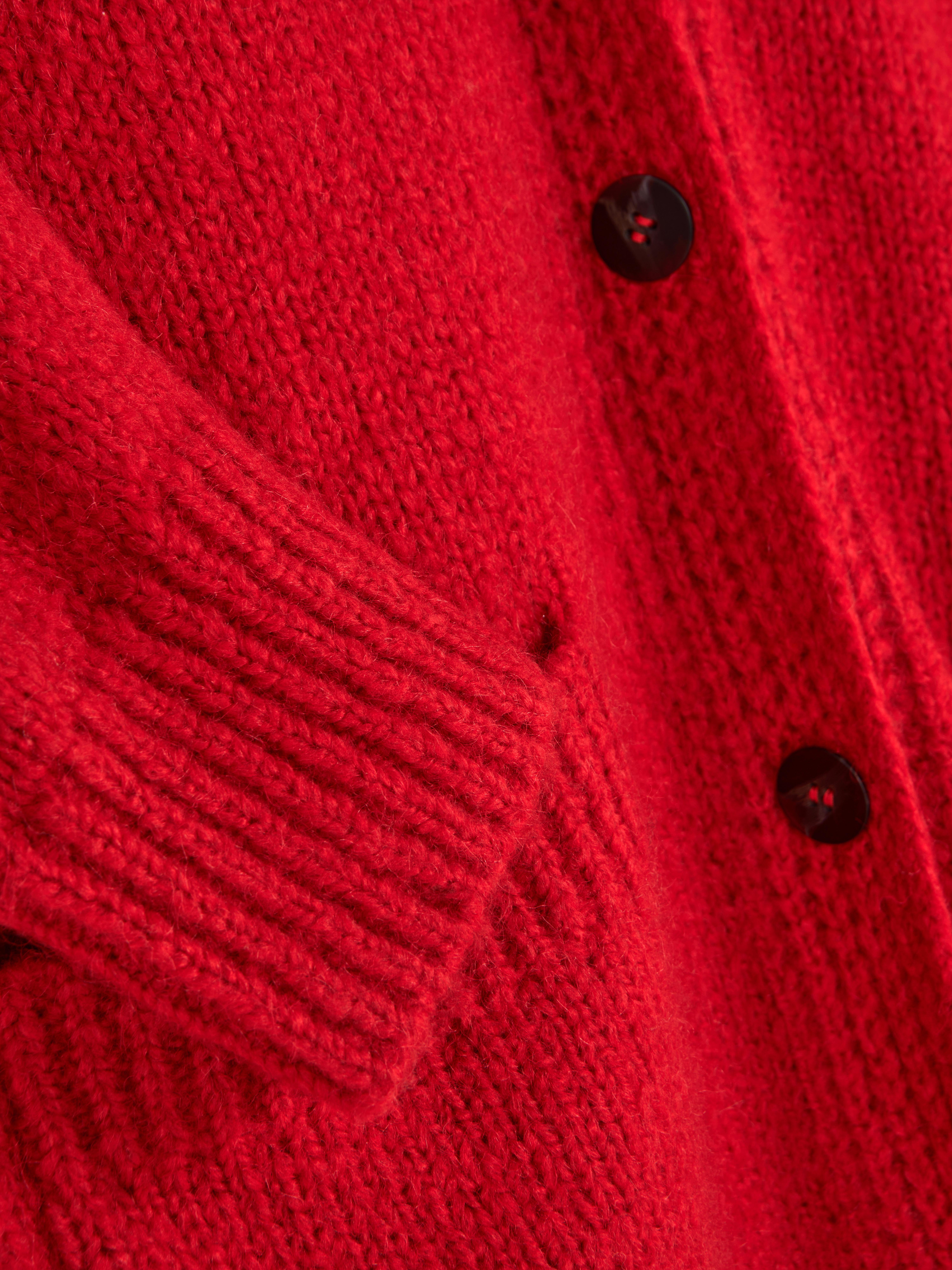 Oversize-Strickjacke. Eine lange Strickjacke mit Oversize-Schnitt, V-Ausschnitt und aufgesetzten Taschen.