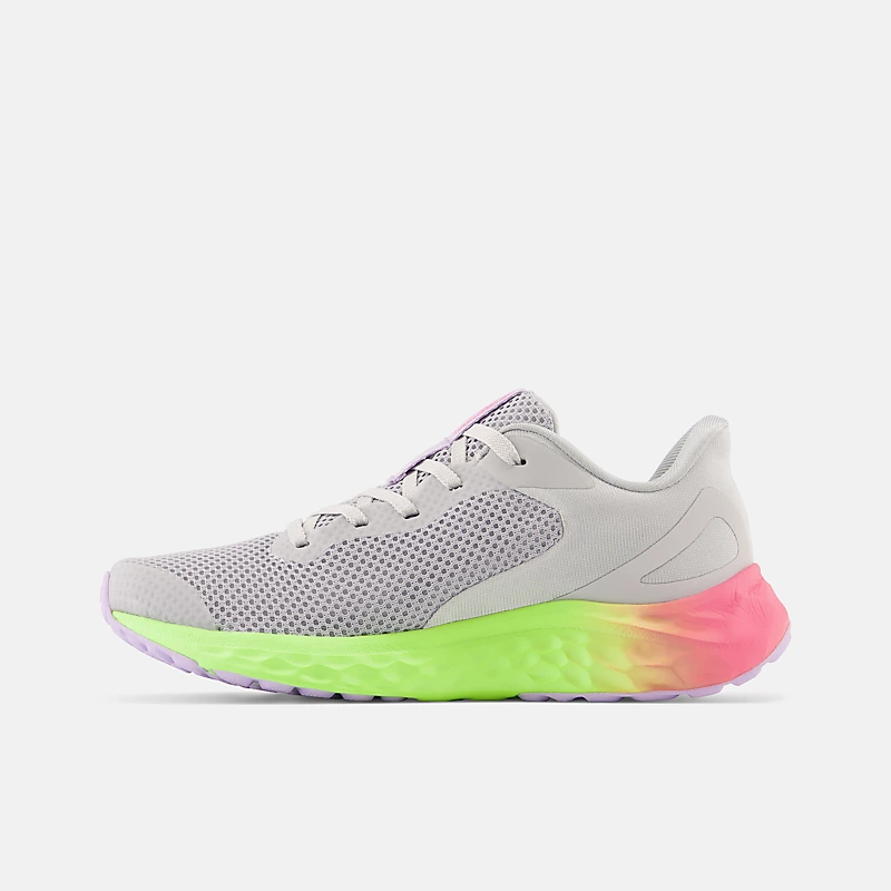 Child Fresh Foam Arishi v4 – Glänzendes Aluminium mit Cyber Lilac und Neon Pink