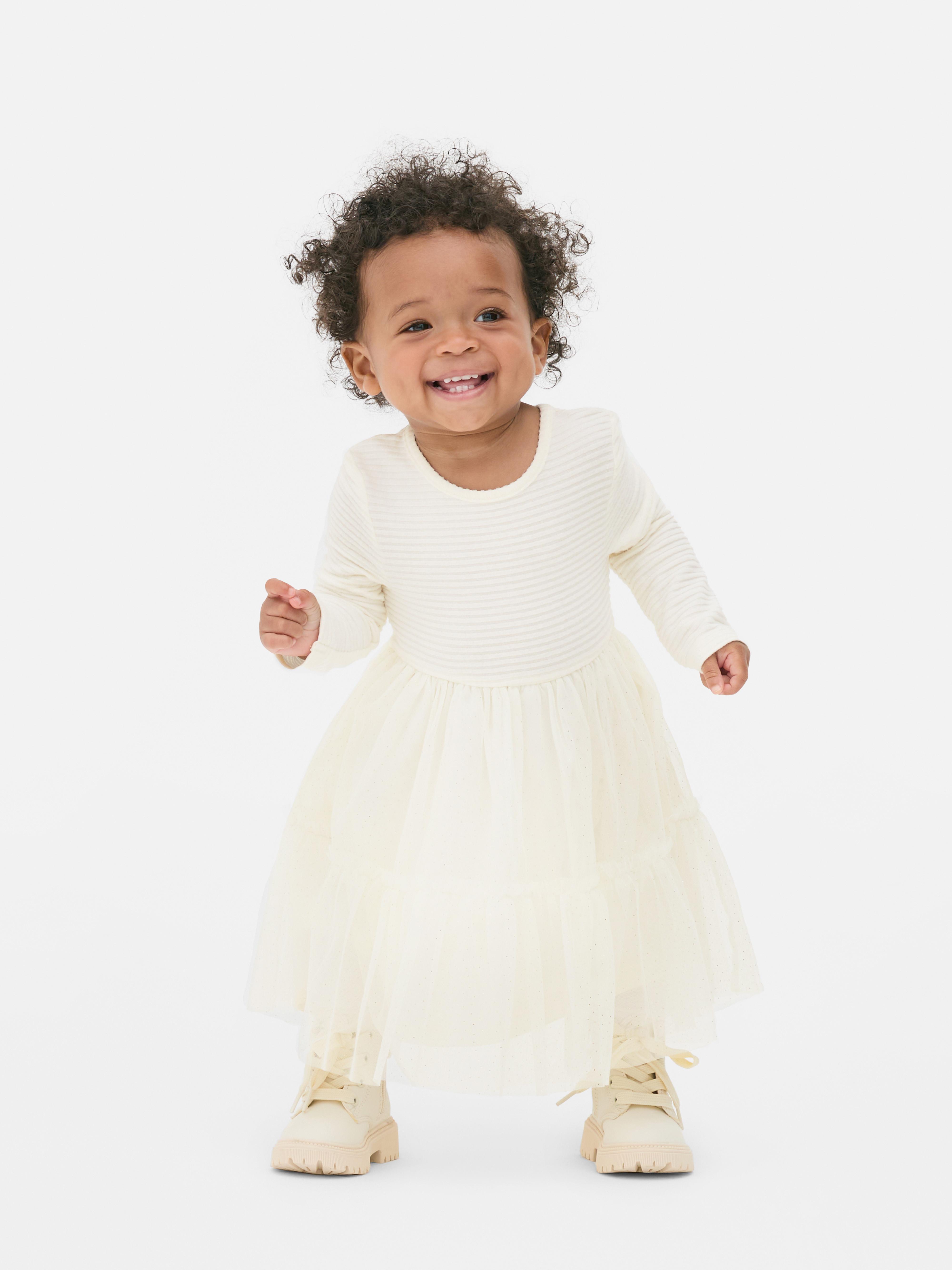 Rochie tutu cu nervuri. Această rochie tutu are un decolteu rotund, mâneci lungi și o fustă din tul.
