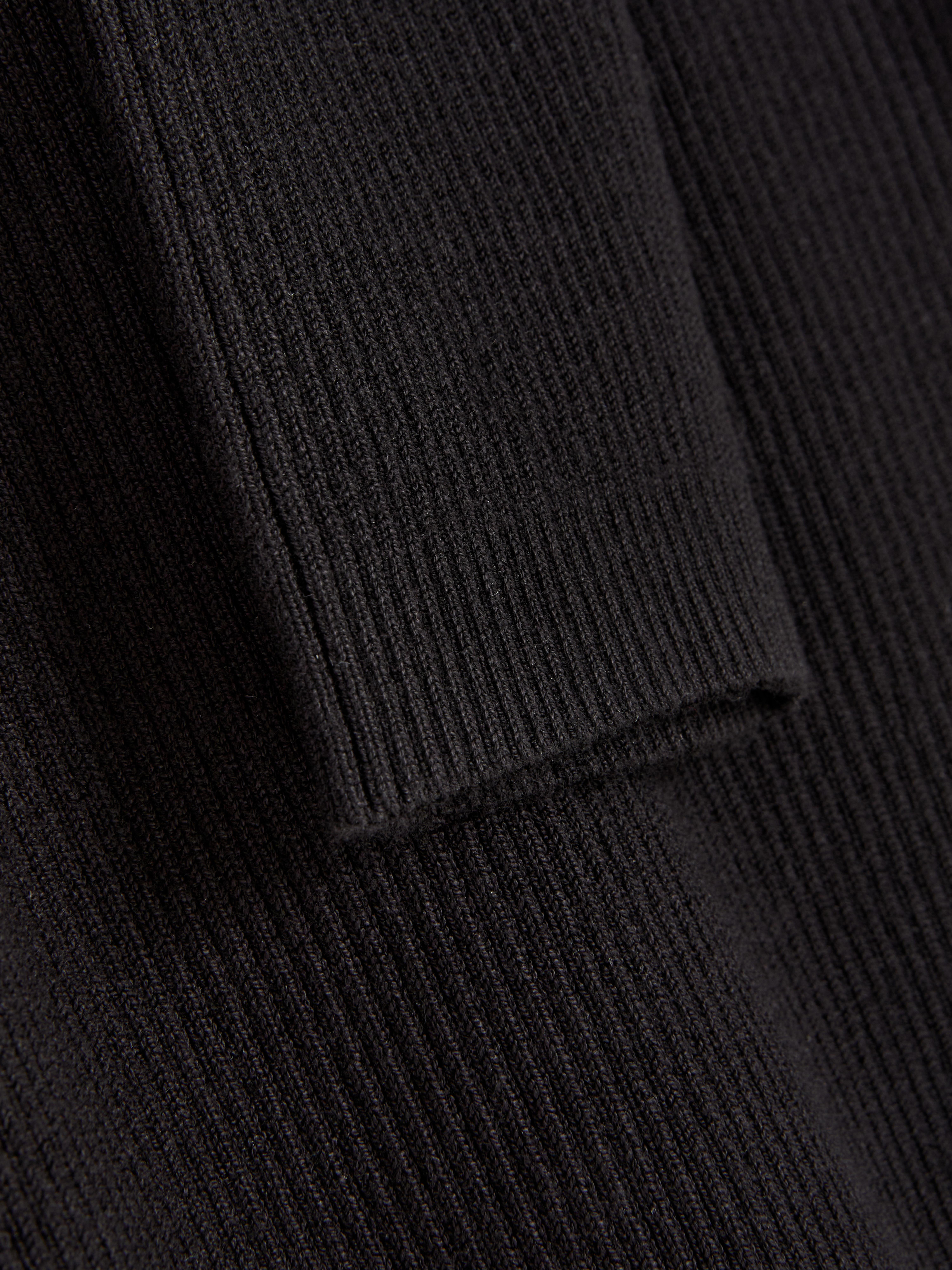 Latzkleid mit Rundhalsausschnitt und langen Ärmeln. Ein schlichtes Strickkleid mit Rundhalsausschnitt und langen Ärmeln.
