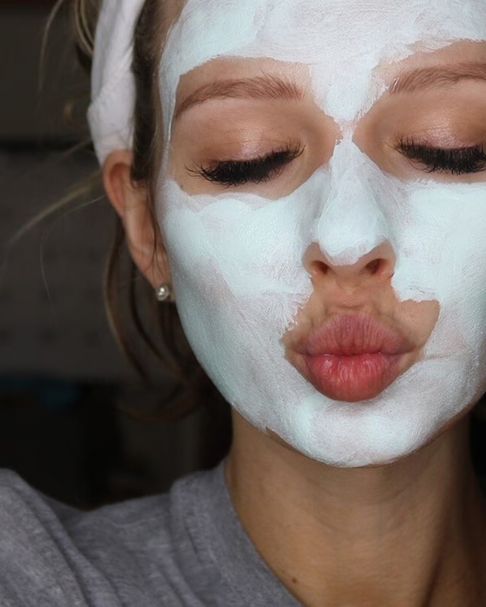 CLINIQUE BLACKHEAD SOLUTIONS CURĂȚARE PROFUNDĂ ȘI EXFOLIERE 7 ZILE EXFOLIANT, CURĂȚARE TEN ȘI MASCA ÎNTR-UN SOLUȚIE - COMBATE PORII DILATAȚI ȘI PUNCTELE NEGRE