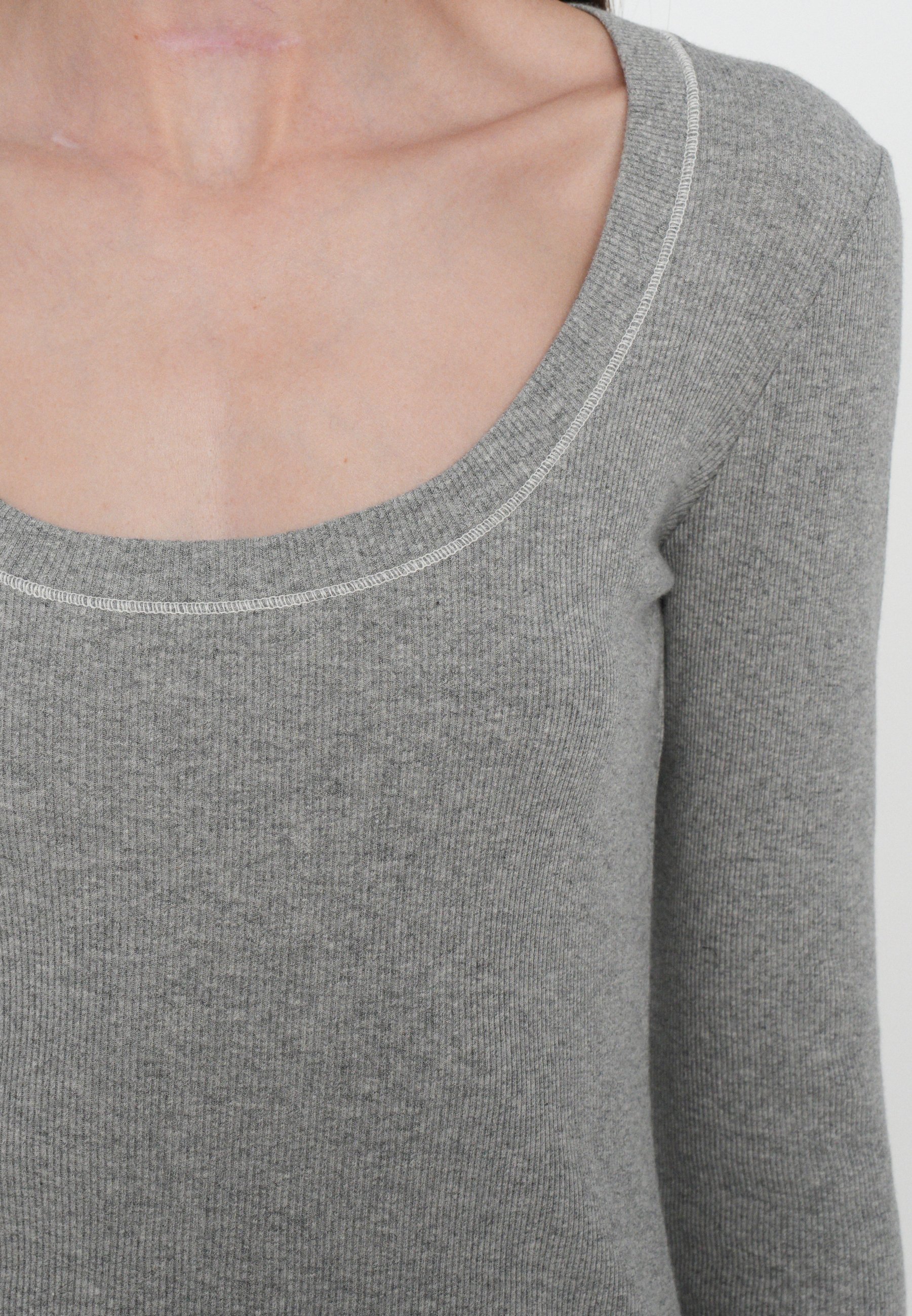 Geschlossenes Langarmshirt mit flachen Nähten – Hellgrau