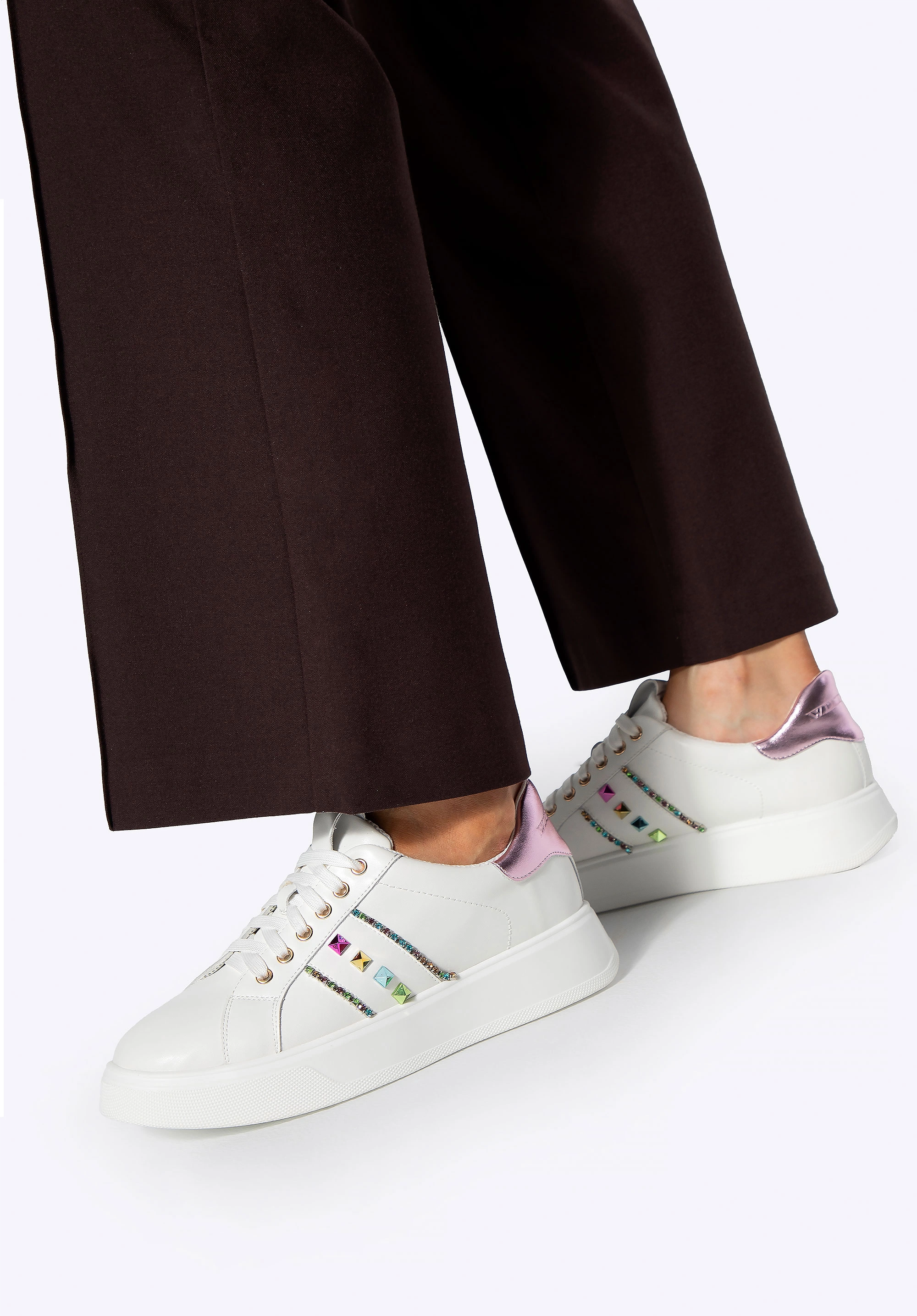 Sneakersy z imitacji skóry z ozdobami biało - różowe