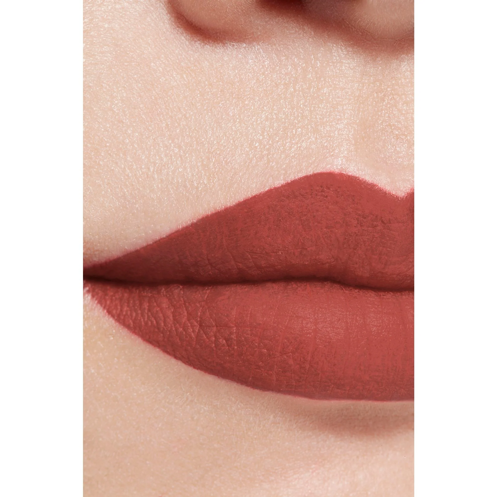 ROUGE ALLURE LIQUID VELVET - IL ROSSETTO FLUIDO OPACO INTENSO ULTRA-TENUTA