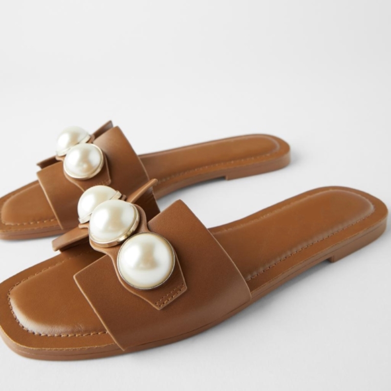 Chinelo feminino de praia, modelo rasteiro com pérolas marrons, lançamento de verão 2021 da grife.